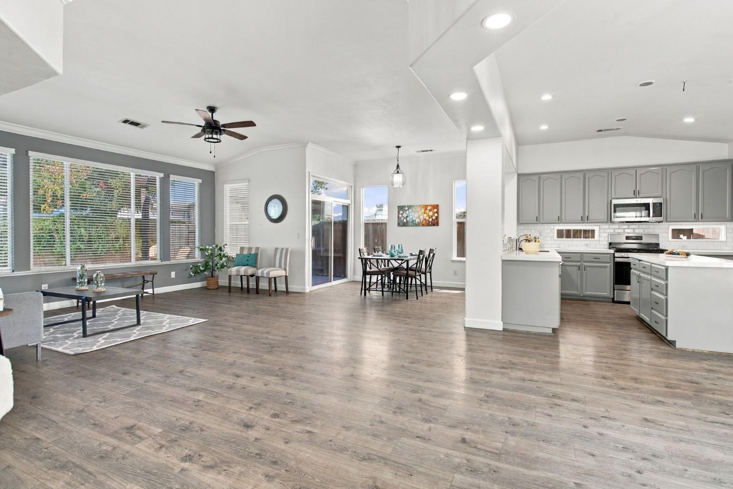 645 Fribourg Ln, Manteca, CA 95337