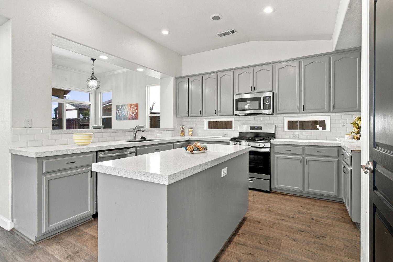 645 Fribourg Ln, Manteca, CA 95337