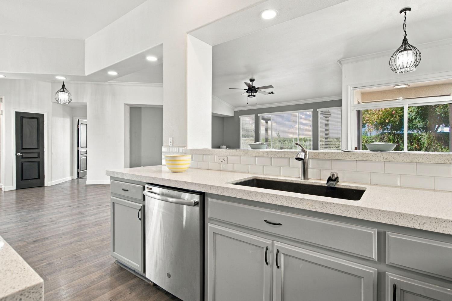 645 Fribourg Ln, Manteca, CA 95337