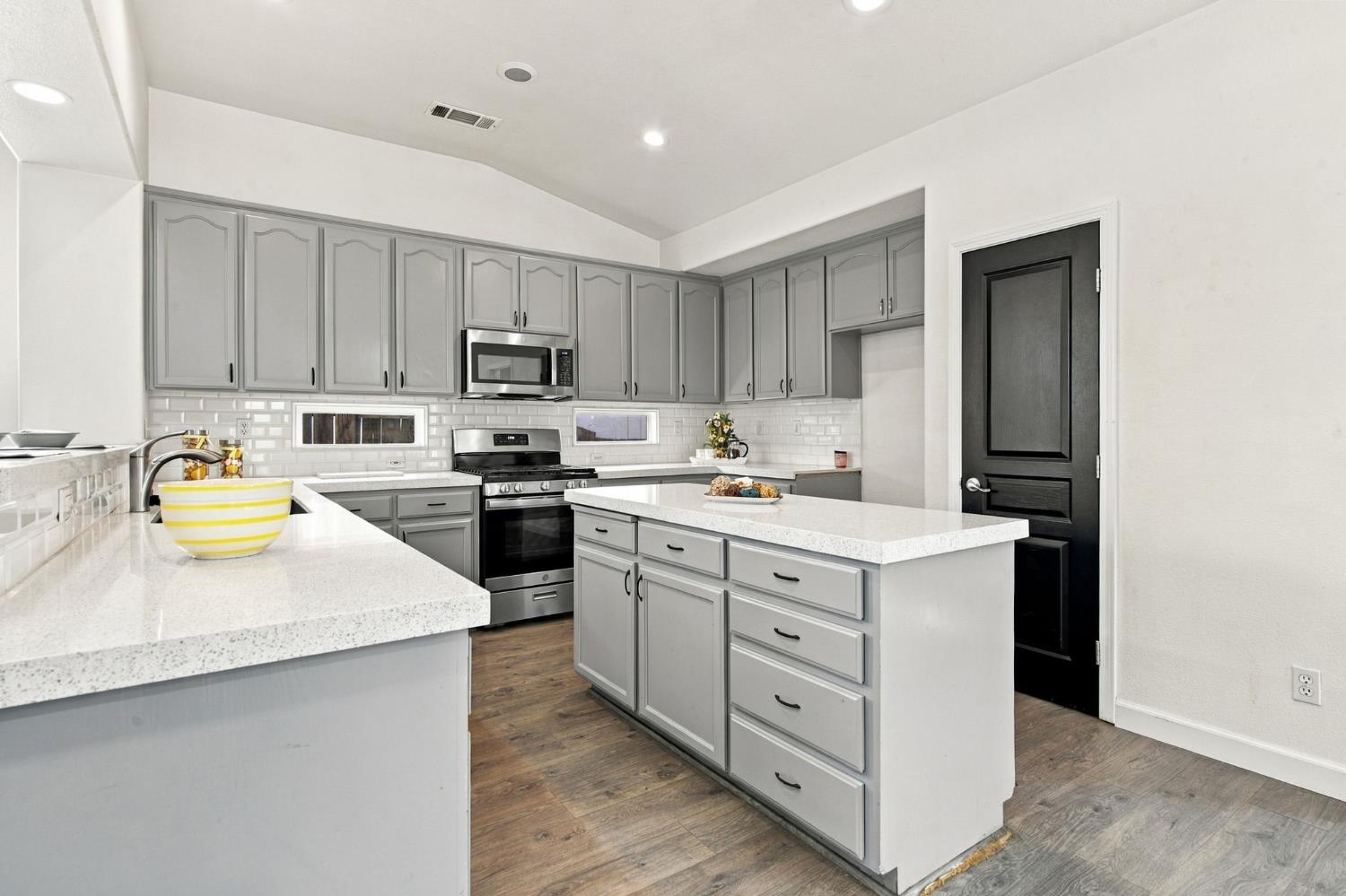 645 Fribourg Ln, Manteca, CA 95337