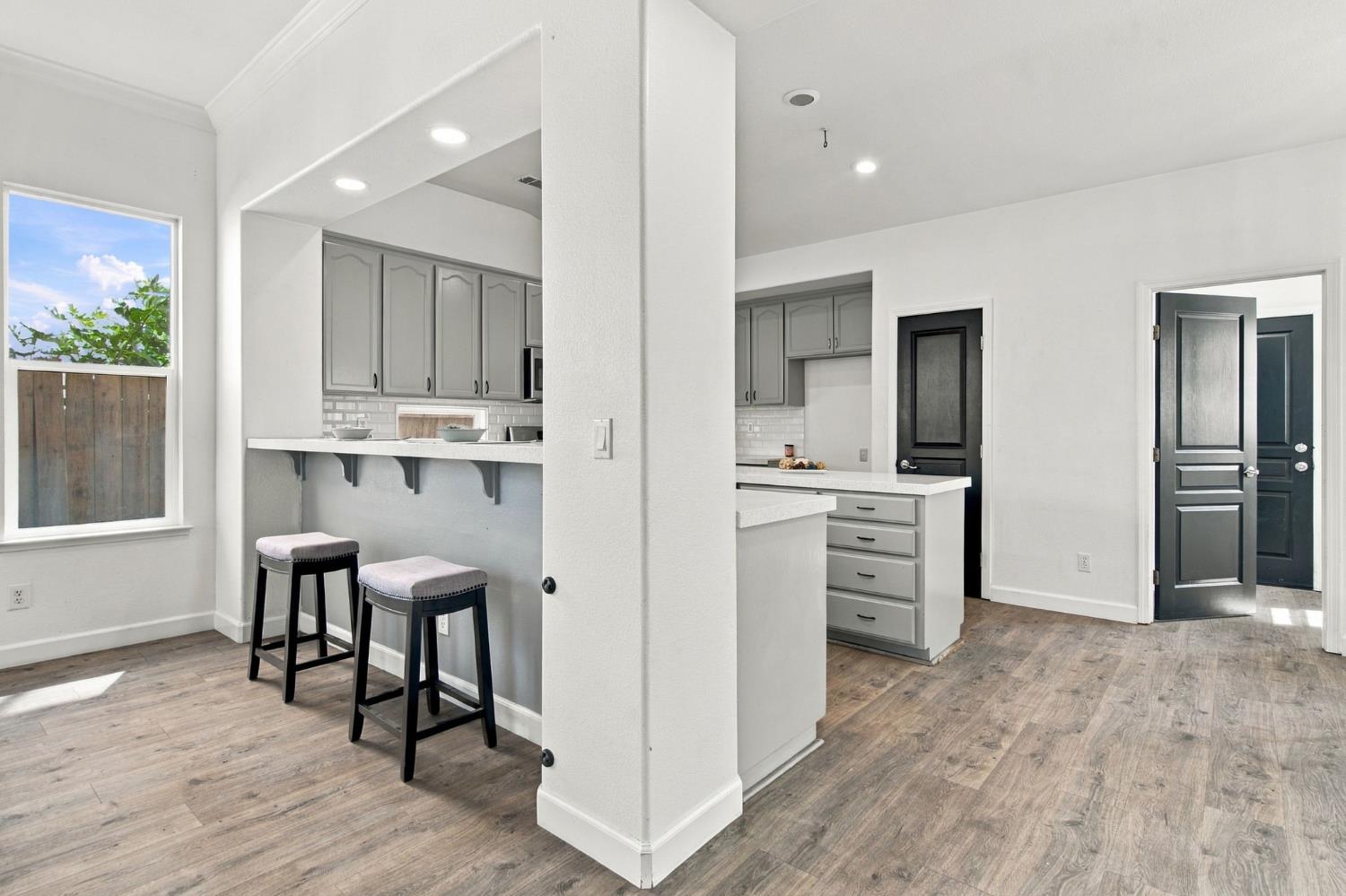 645 Fribourg Ln, Manteca, CA 95337