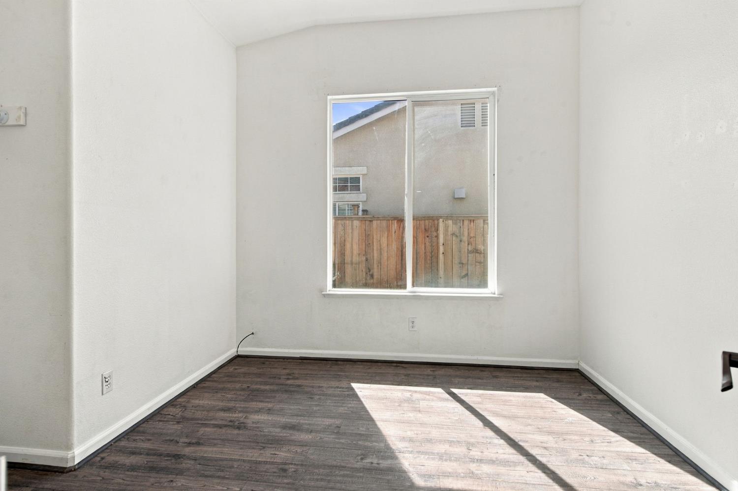 645 Fribourg Ln, Manteca, CA 95337