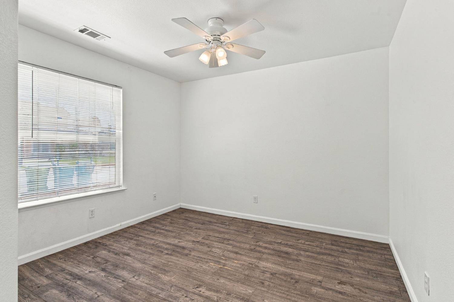 645 Fribourg Ln, Manteca, CA 95337