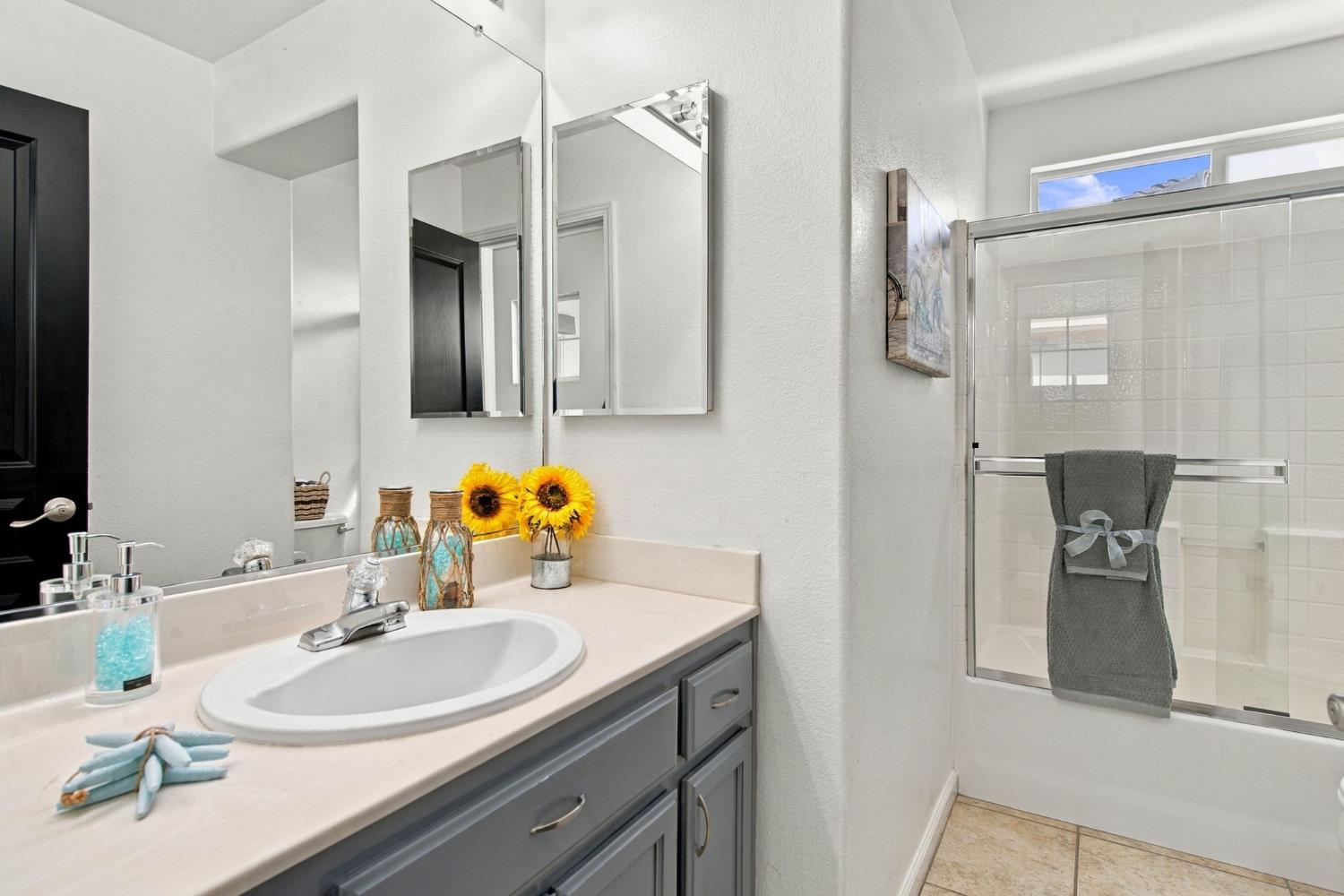 645 Fribourg Ln, Manteca, CA 95337