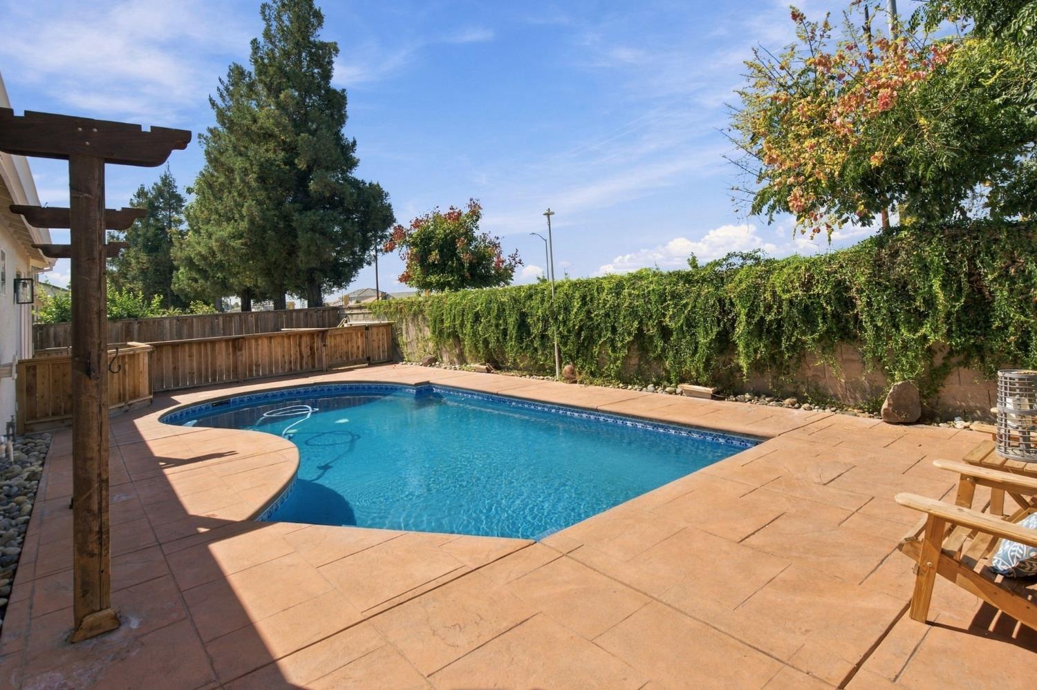645 Fribourg Ln, Manteca, CA 95337