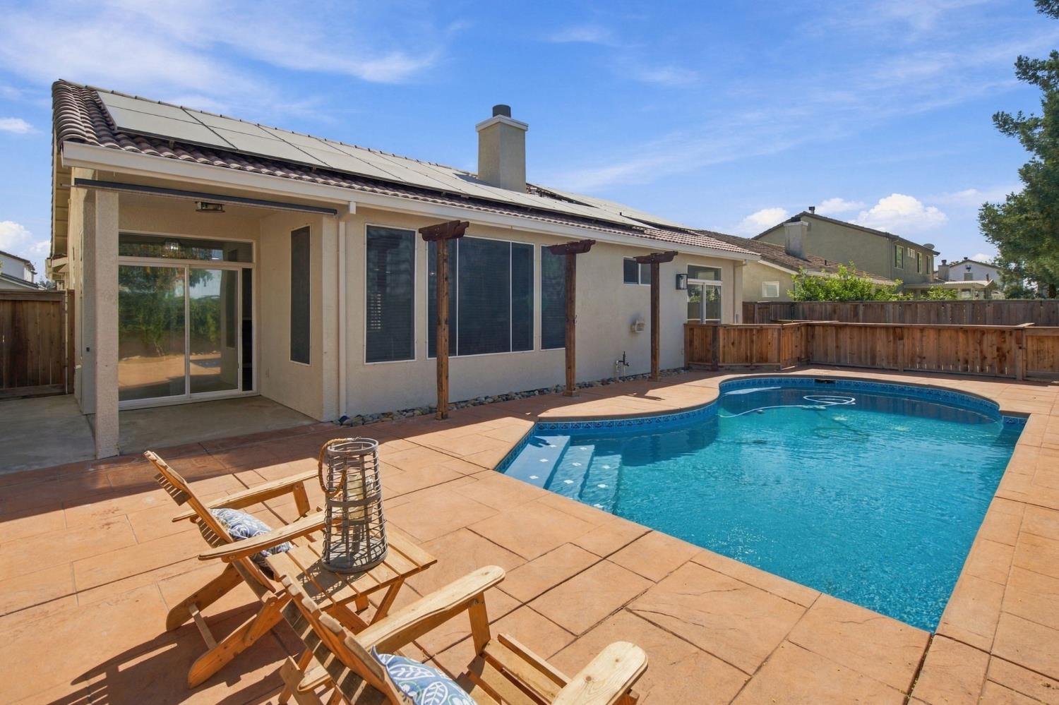 645 Fribourg Ln, Manteca, CA 95337