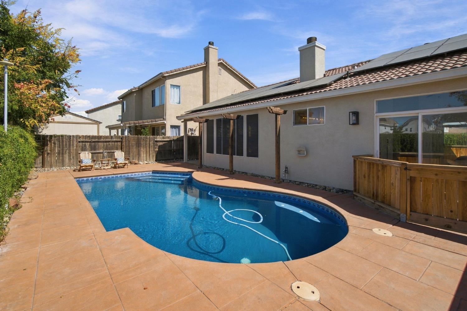 645 Fribourg Ln, Manteca, CA 95337