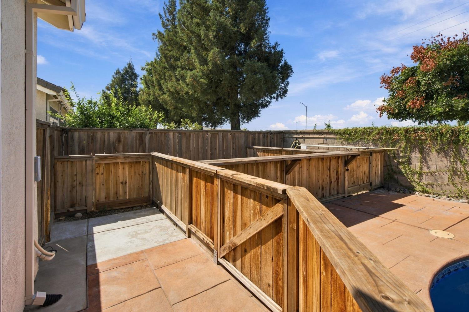645 Fribourg Ln, Manteca, CA 95337