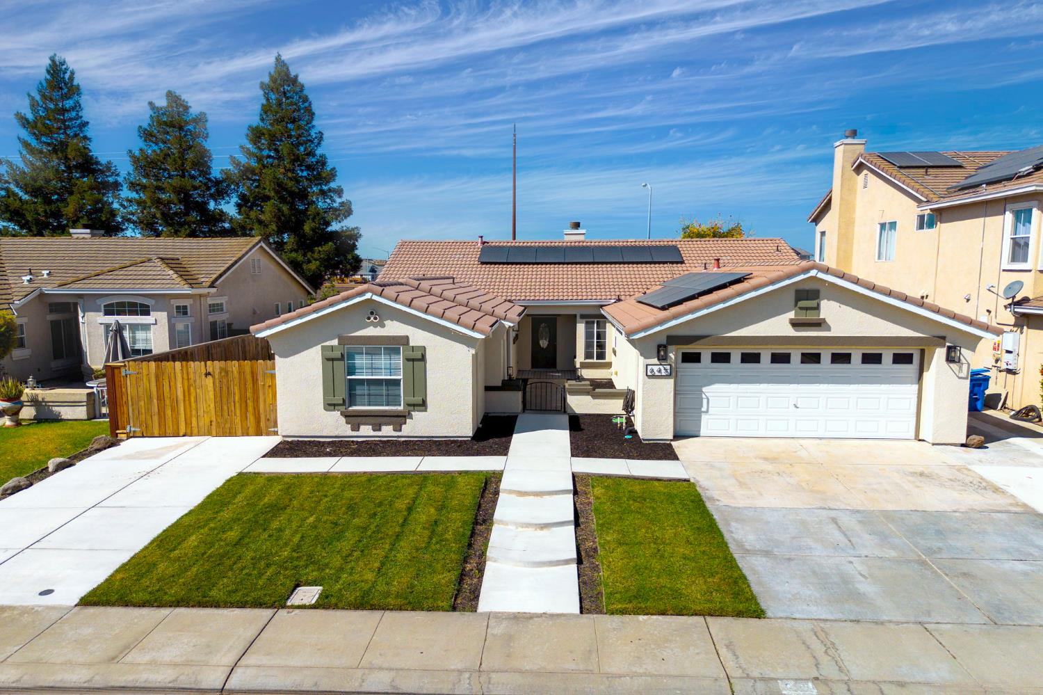 645 Fribourg Ln, Manteca, CA 95337
