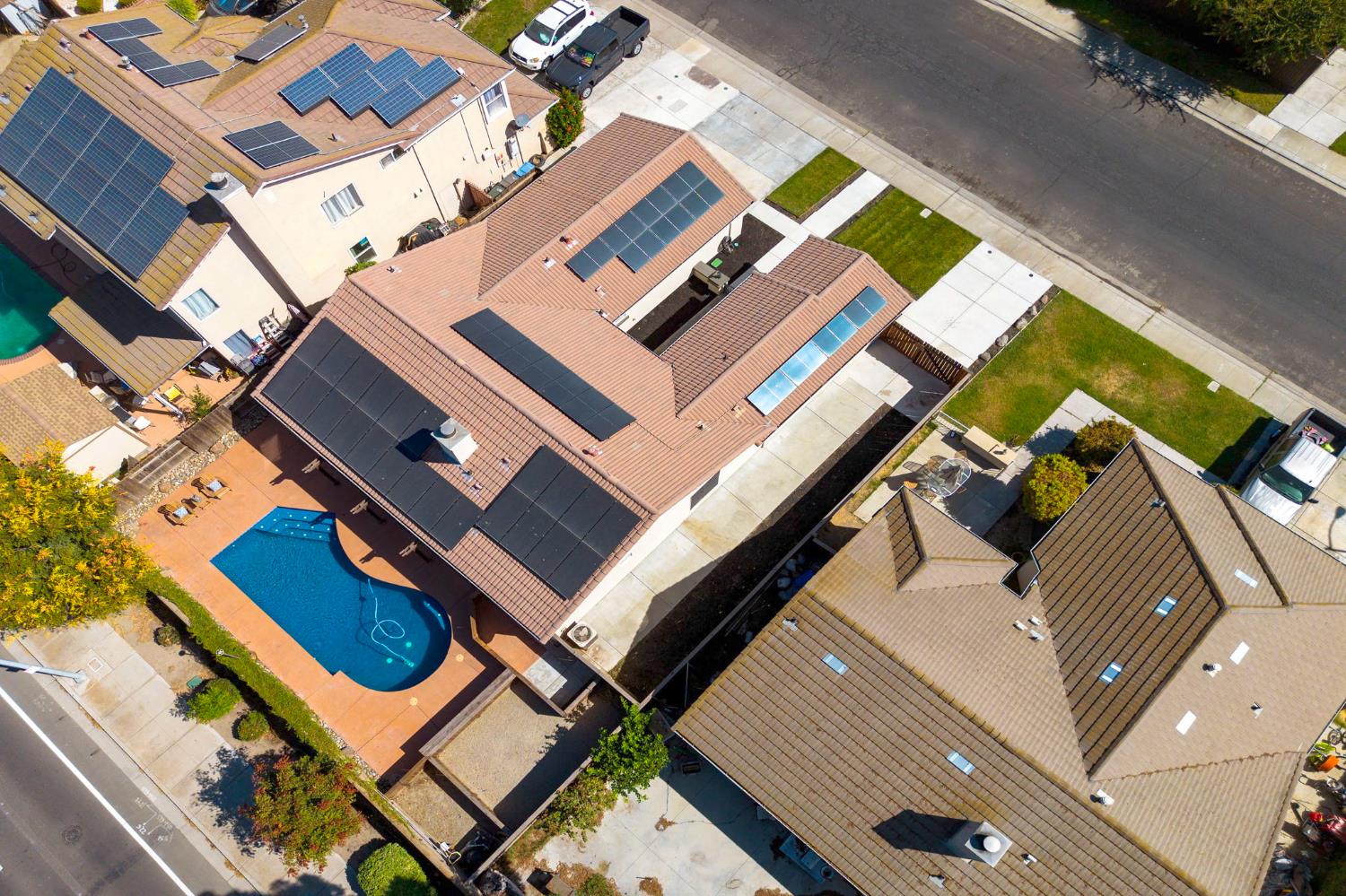 645 Fribourg Ln, Manteca, CA 95337