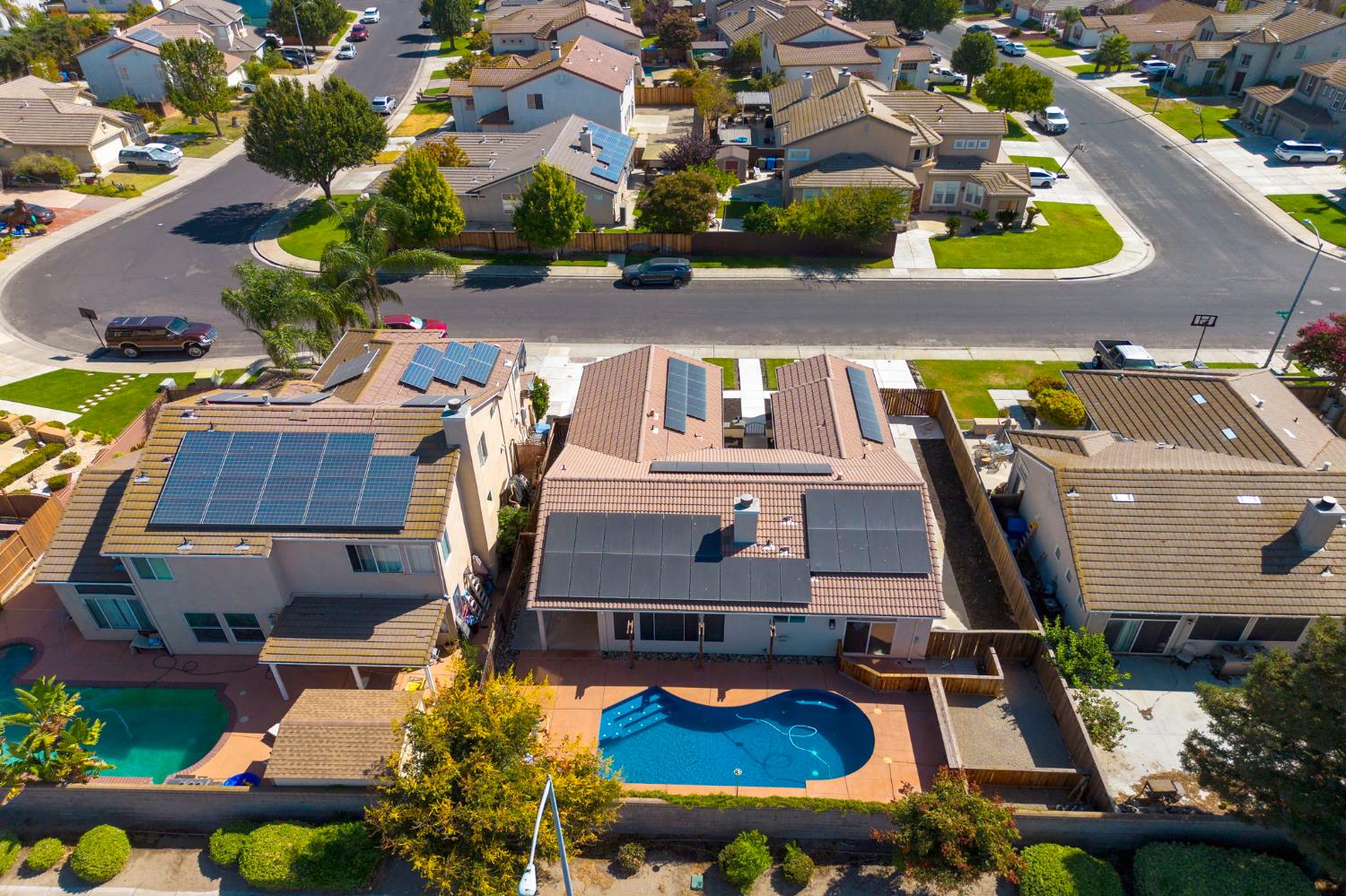645 Fribourg Ln, Manteca, CA 95337