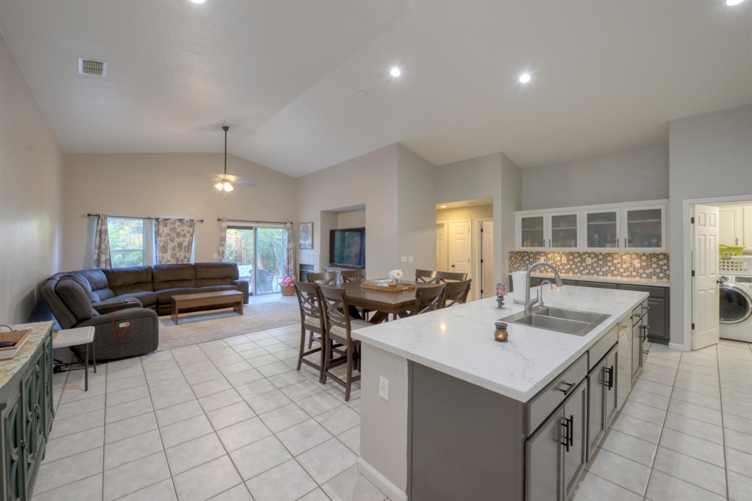 536 Red Robin Dr, Patterson, CA 95363