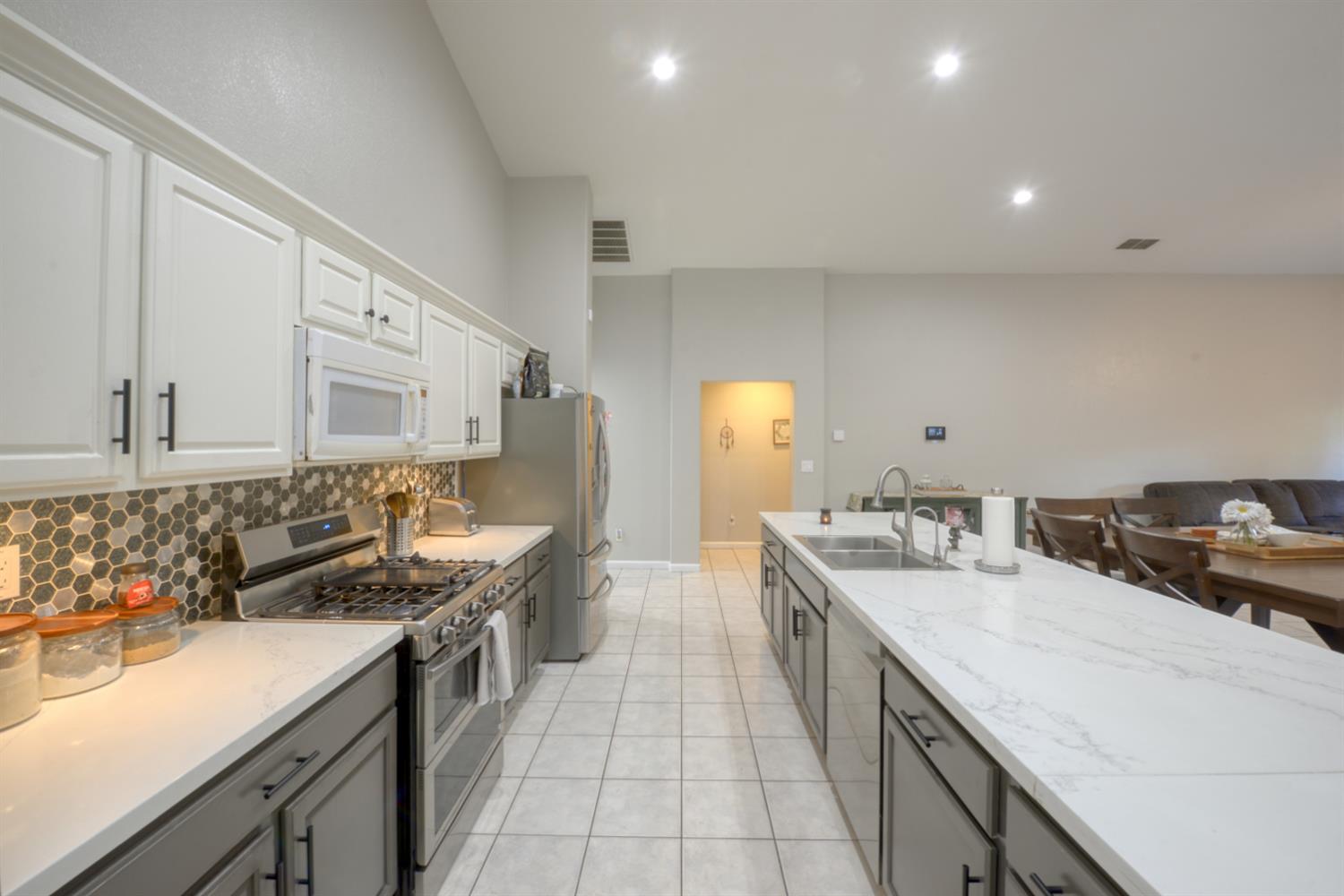 536 Red Robin Dr, Patterson, CA 95363