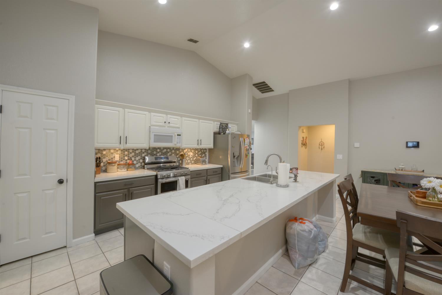 536 Red Robin Dr, Patterson, CA 95363