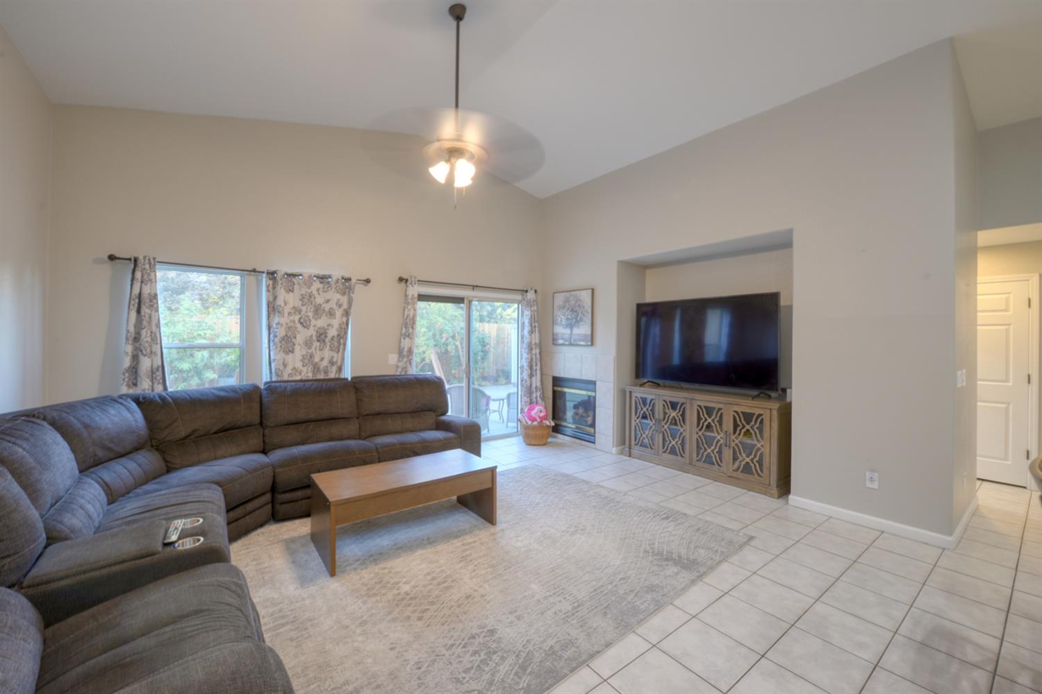 536 Red Robin Dr, Patterson, CA 95363