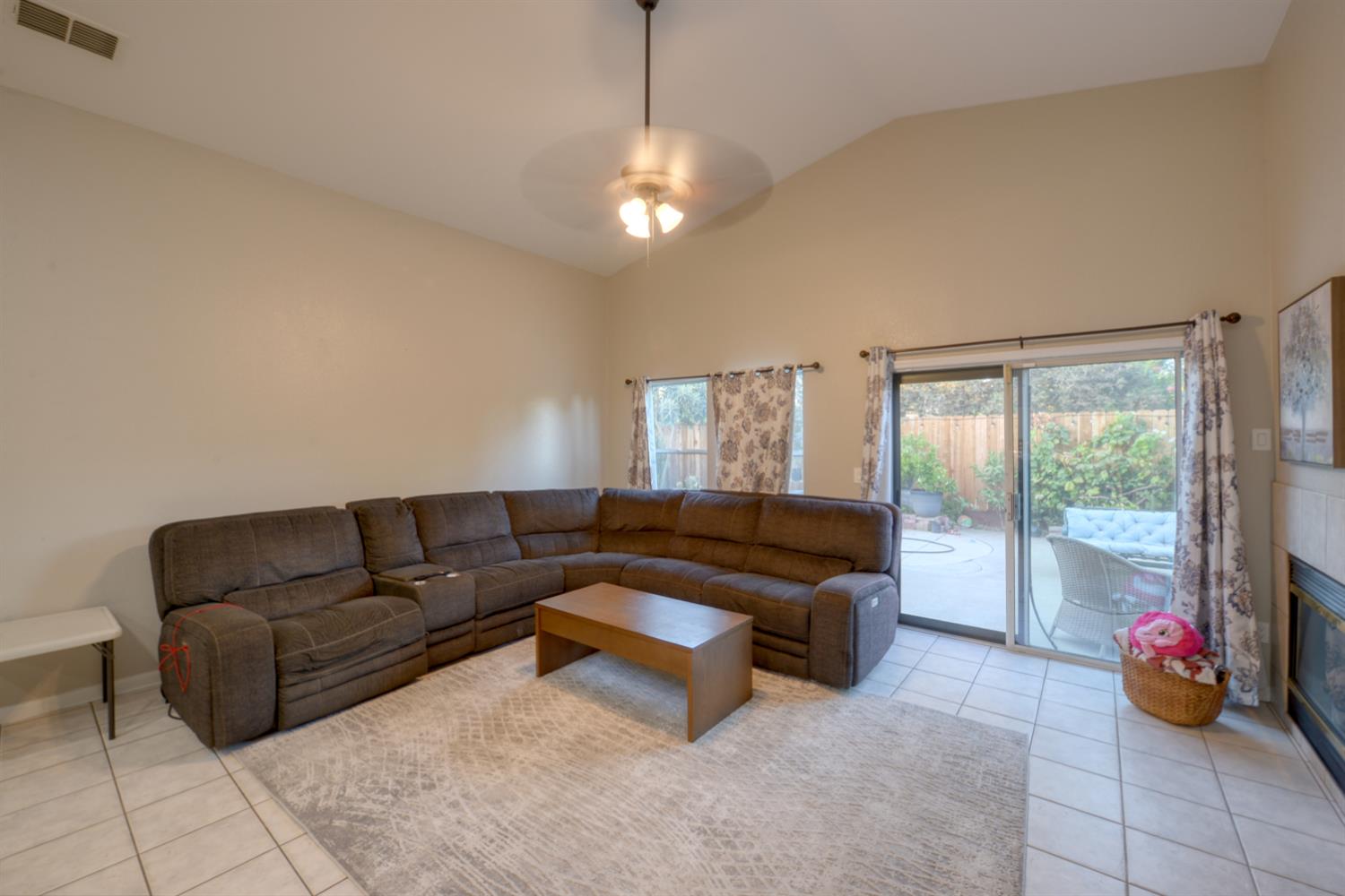 536 Red Robin Dr, Patterson, CA 95363