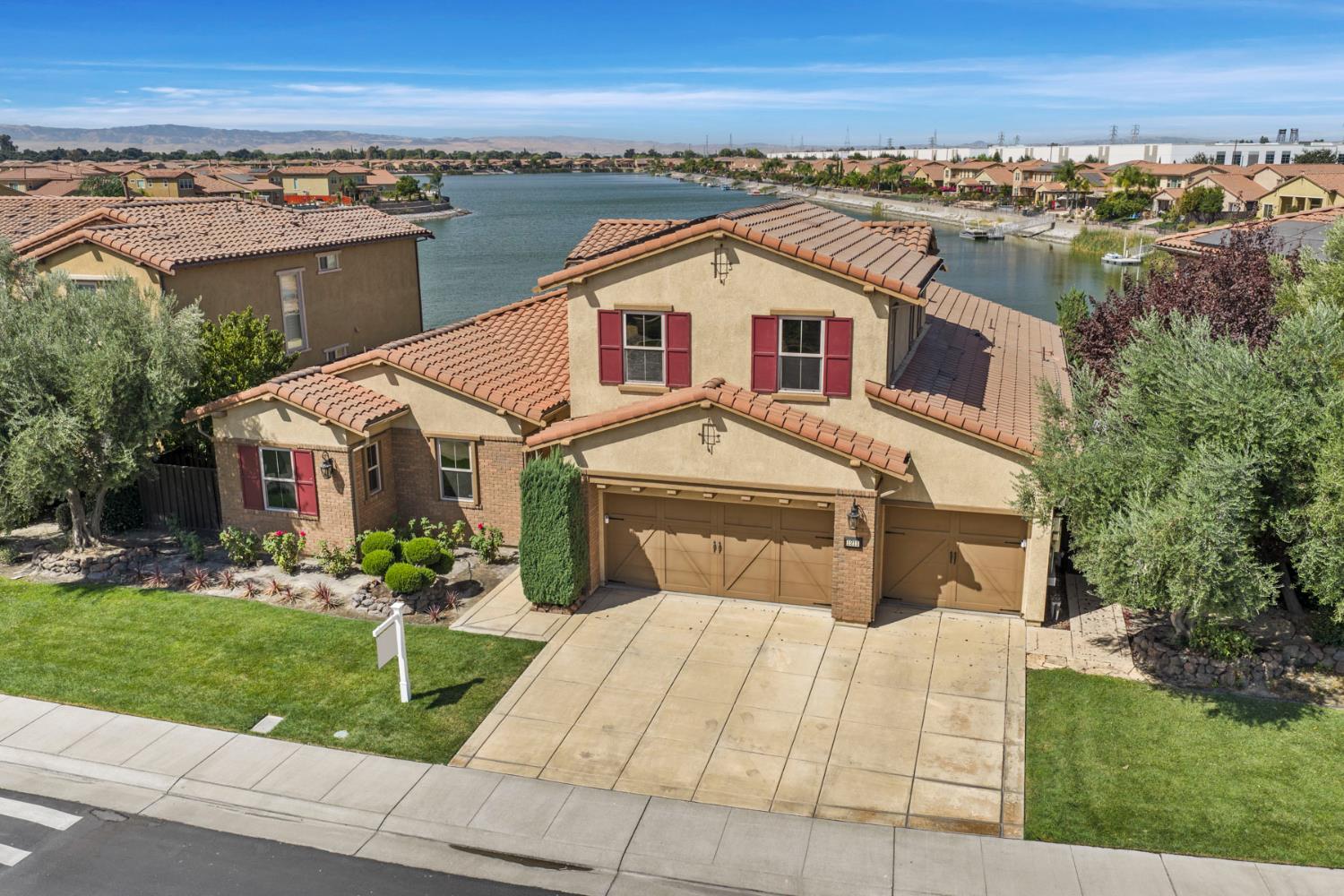 1211 Como Dr, Manteca, CA 95337
