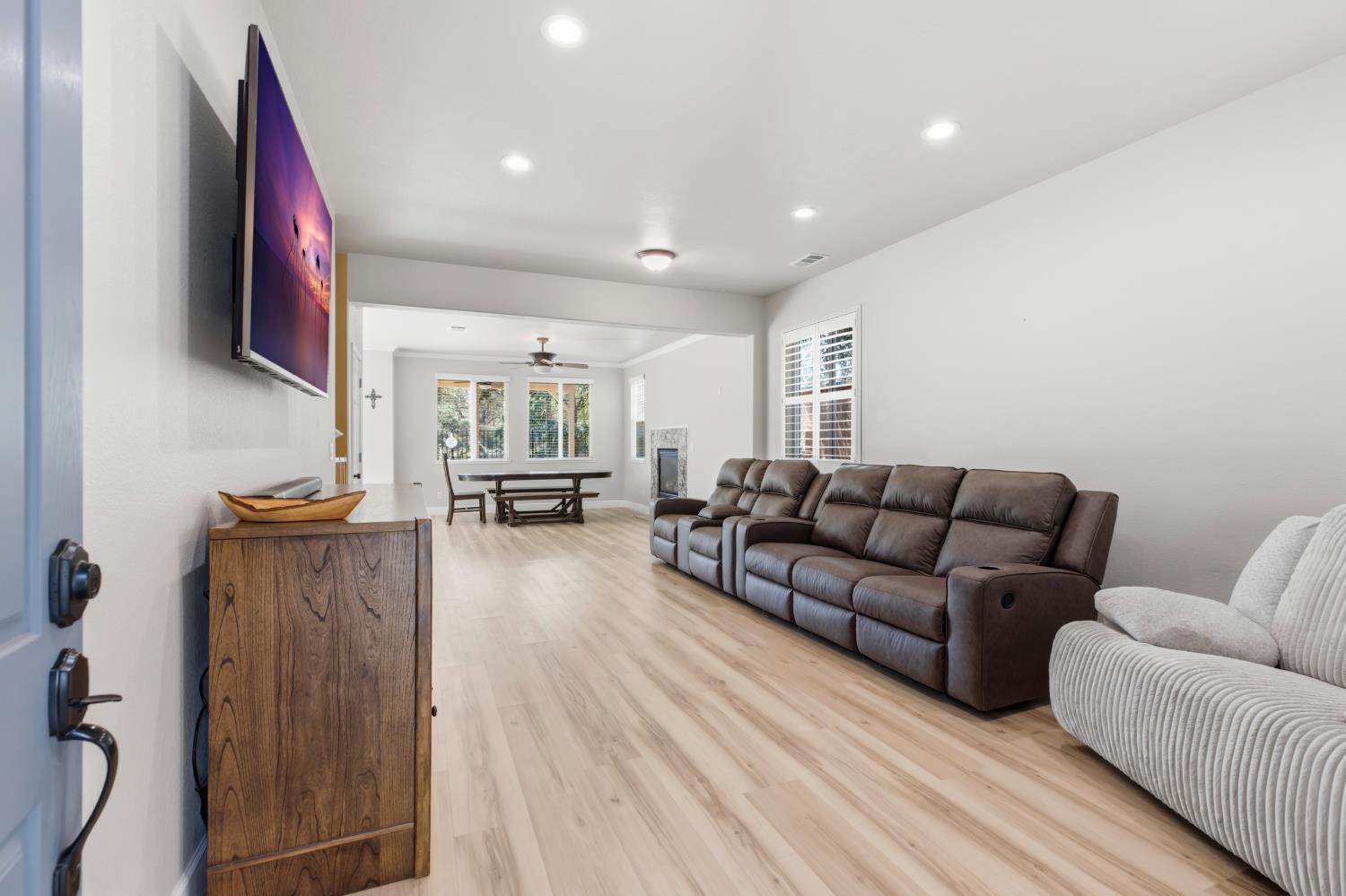 13102 Rivercrest Dr, Waterford, CA 95386