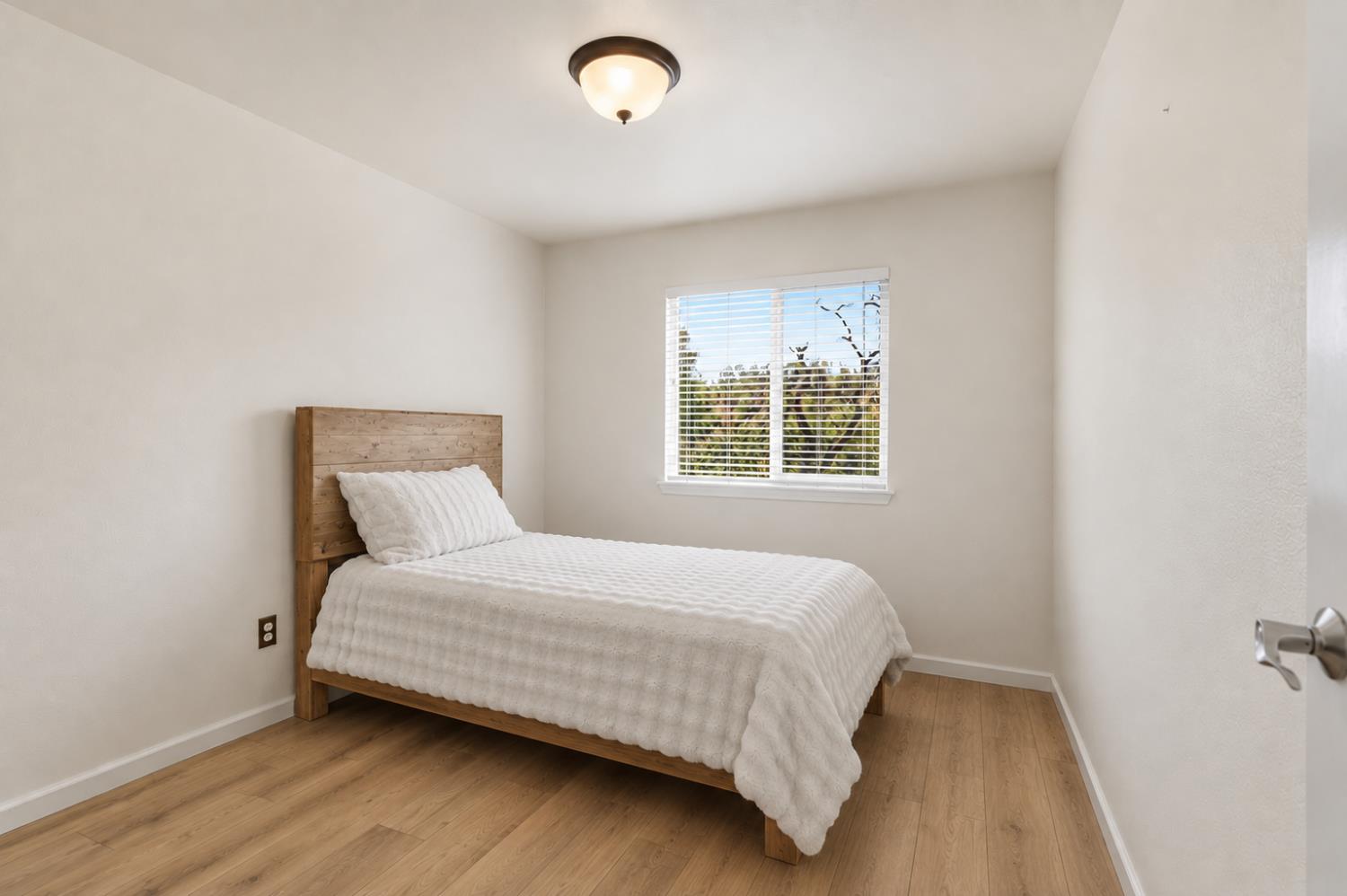 13102 Rivercrest Dr, Waterford, CA 95386