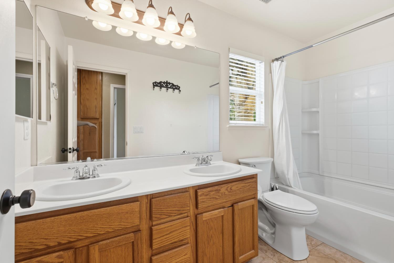 13102 Rivercrest Dr, Waterford, CA 95386