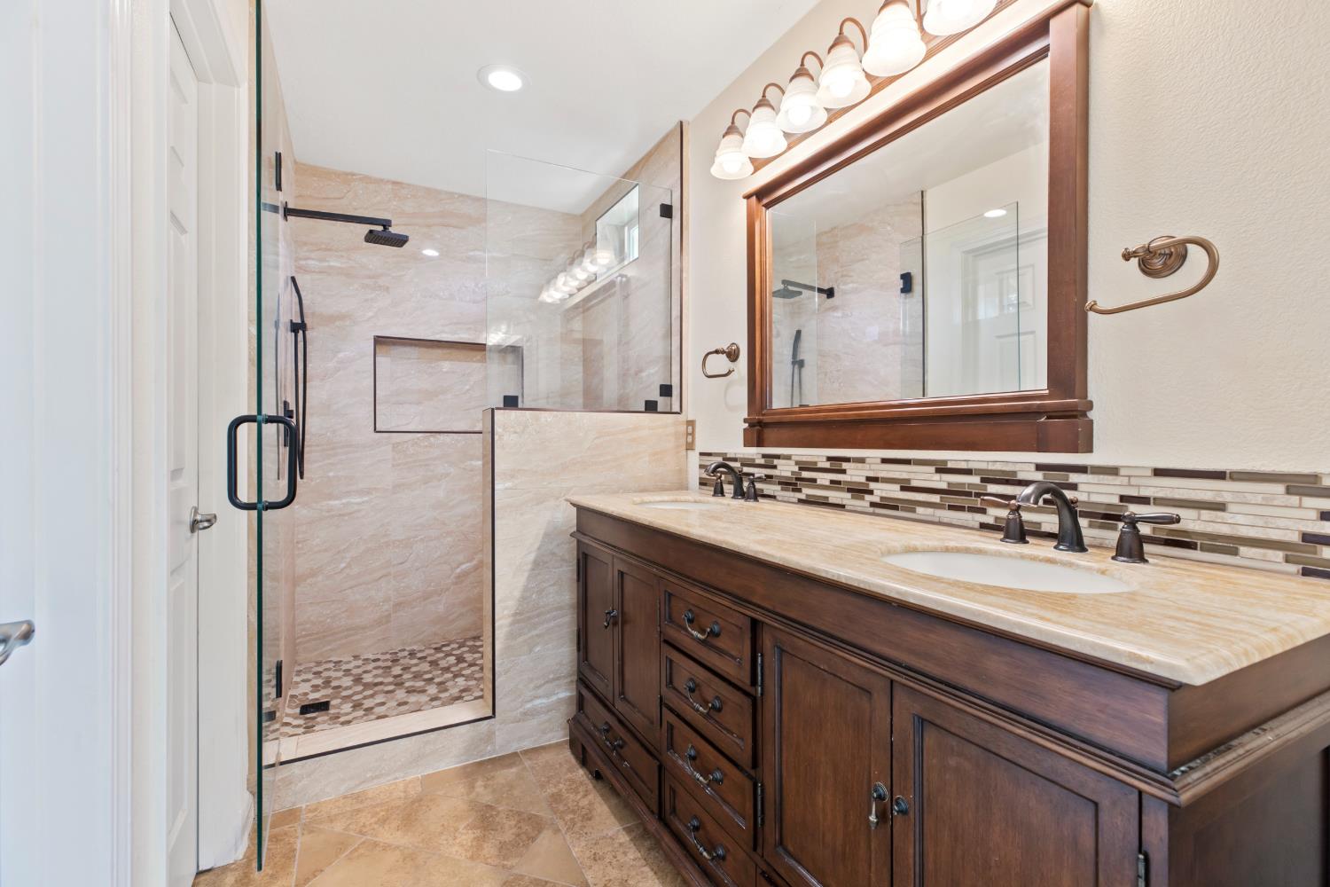 13102 Rivercrest Dr, Waterford, CA 95386