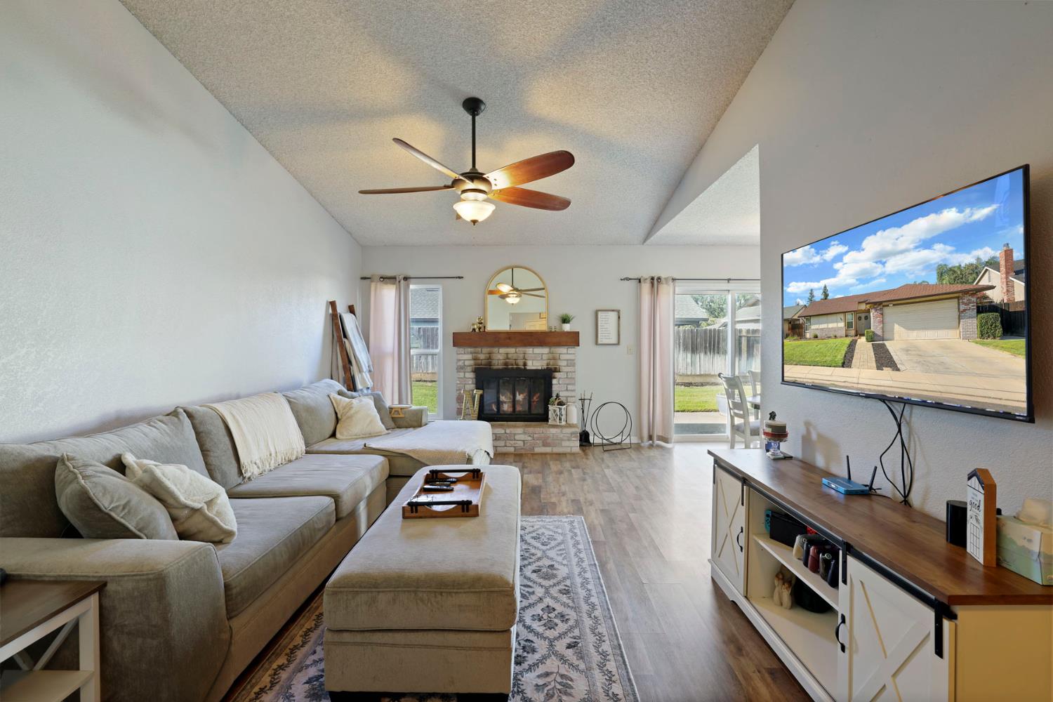 1033 Pepperwood Dr, Manteca, CA 95336