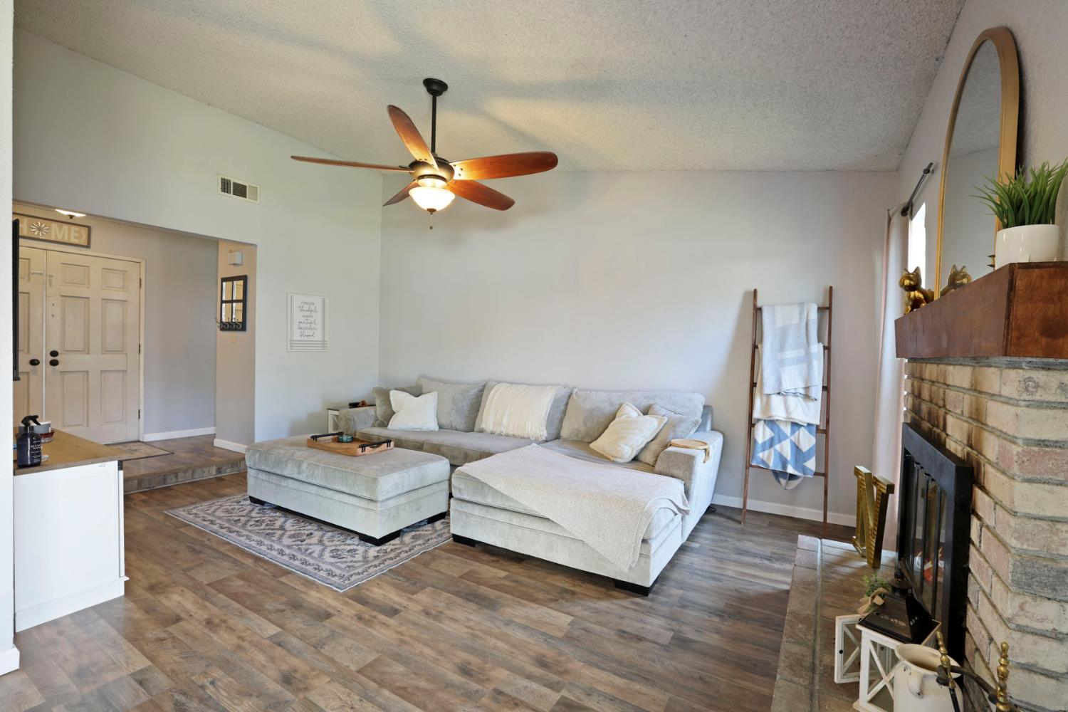 1033 Pepperwood Dr, Manteca, CA 95336