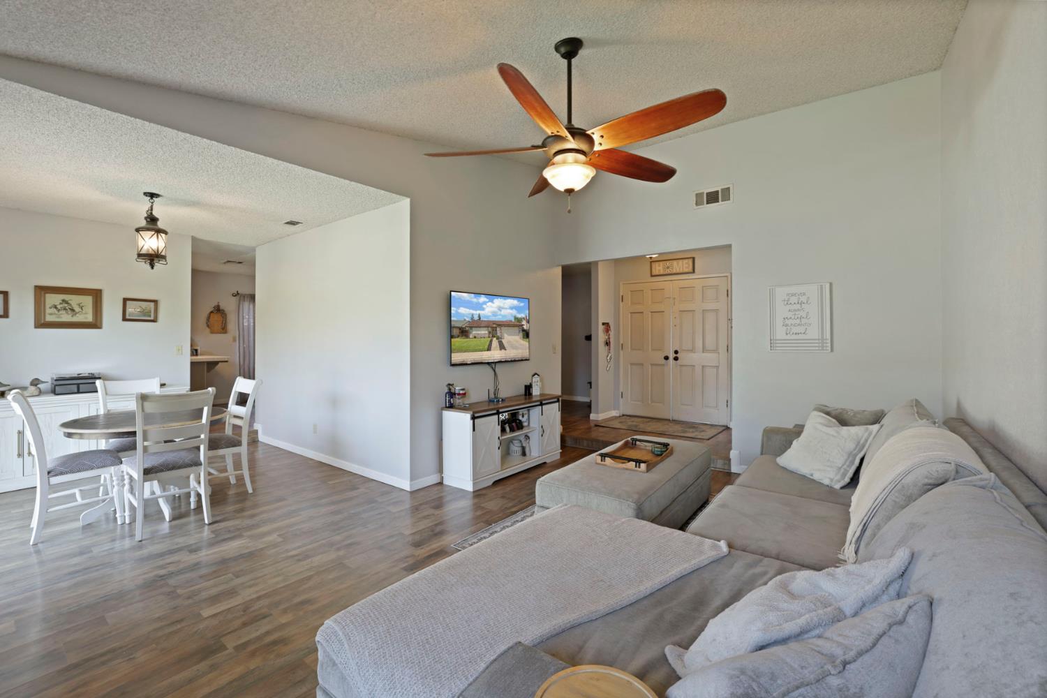 1033 Pepperwood Dr, Manteca, CA 95336