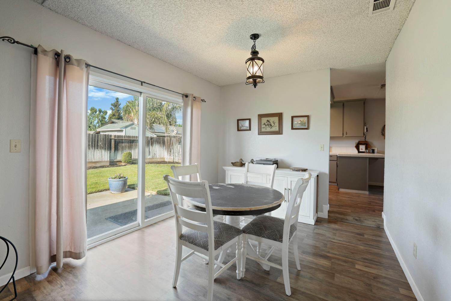 1033 Pepperwood Dr, Manteca, CA 95336