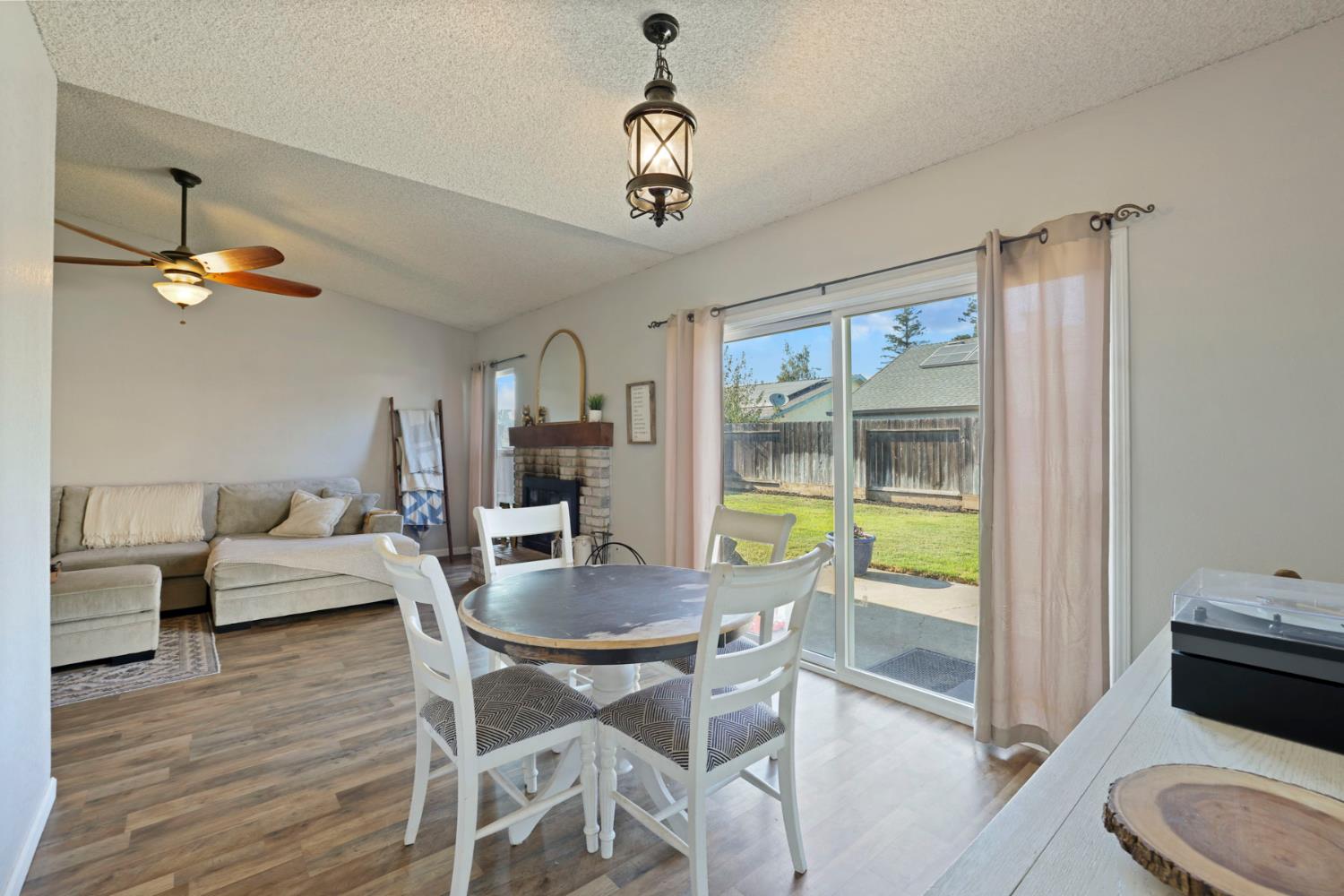 1033 Pepperwood Dr, Manteca, CA 95336