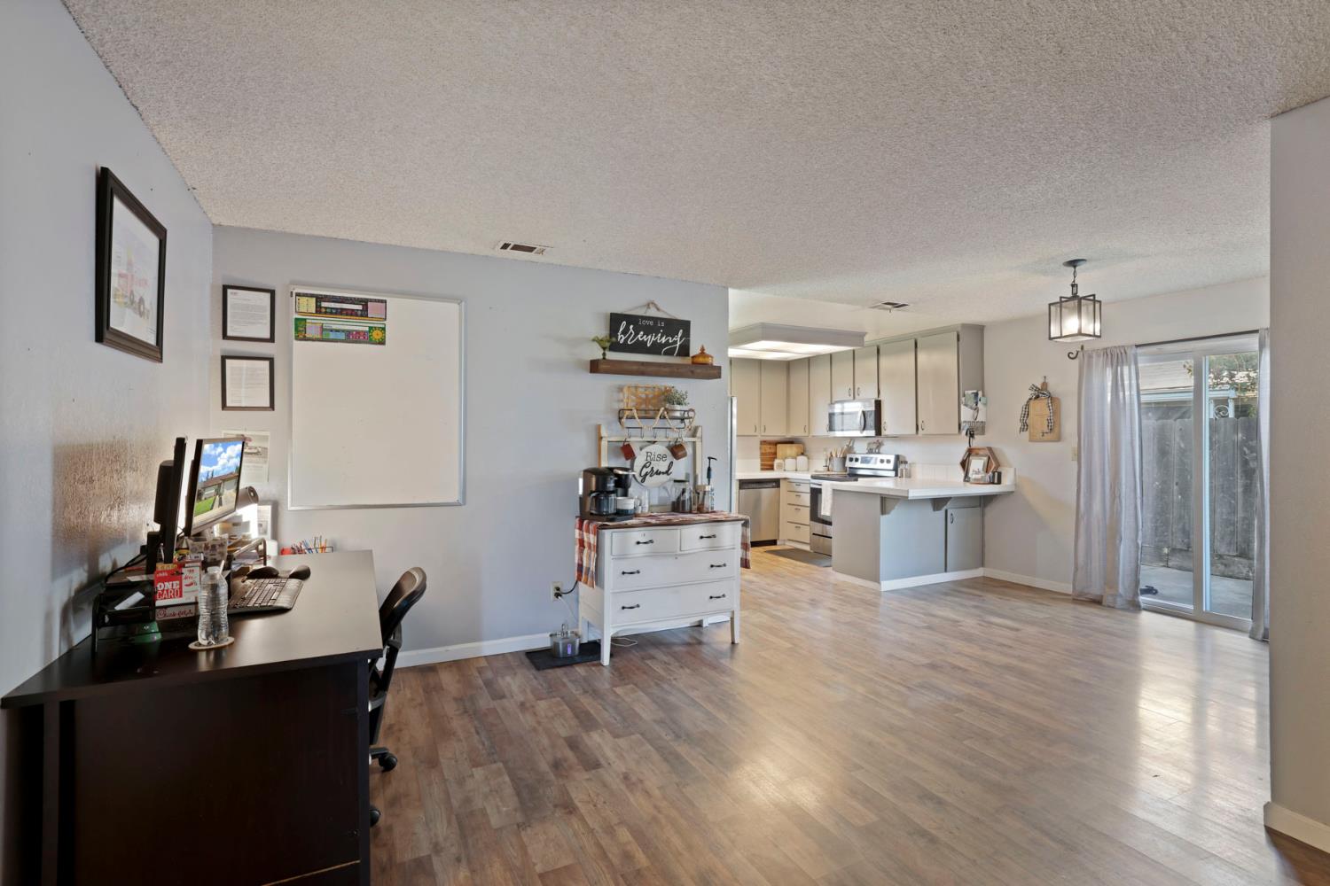 1033 Pepperwood Dr, Manteca, CA 95336