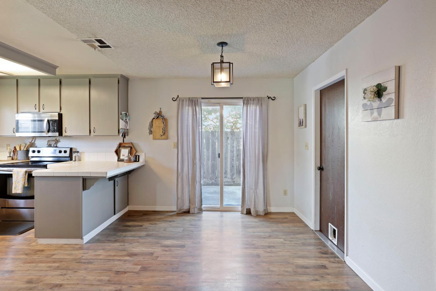1033 Pepperwood Dr, Manteca, CA 95336