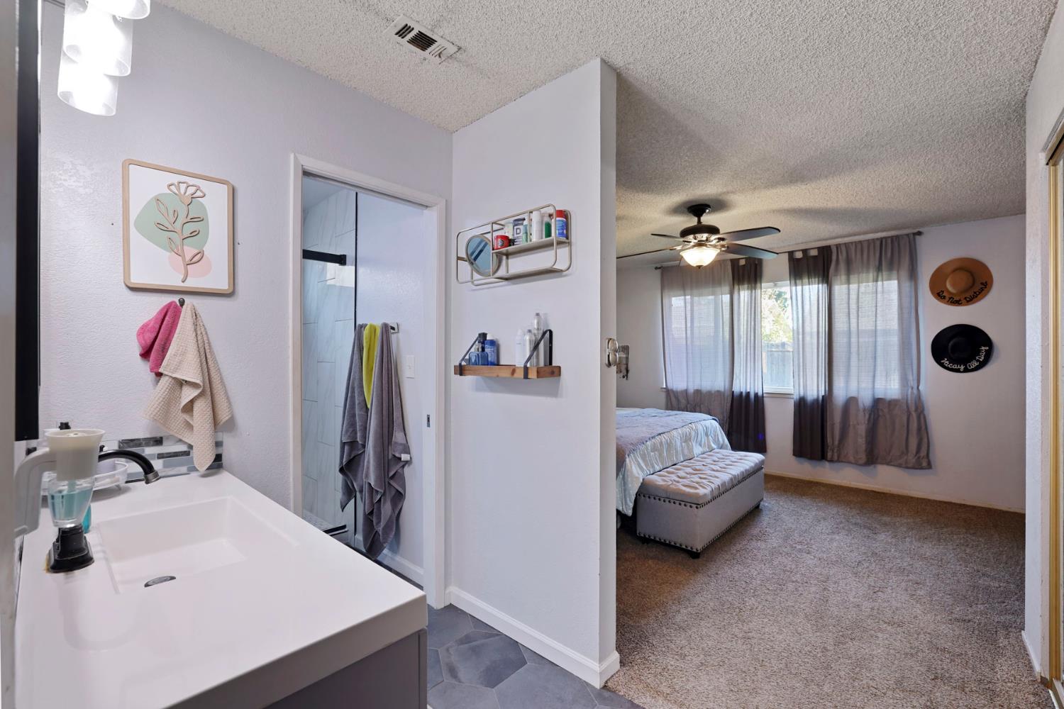 1033 Pepperwood Dr, Manteca, CA 95336