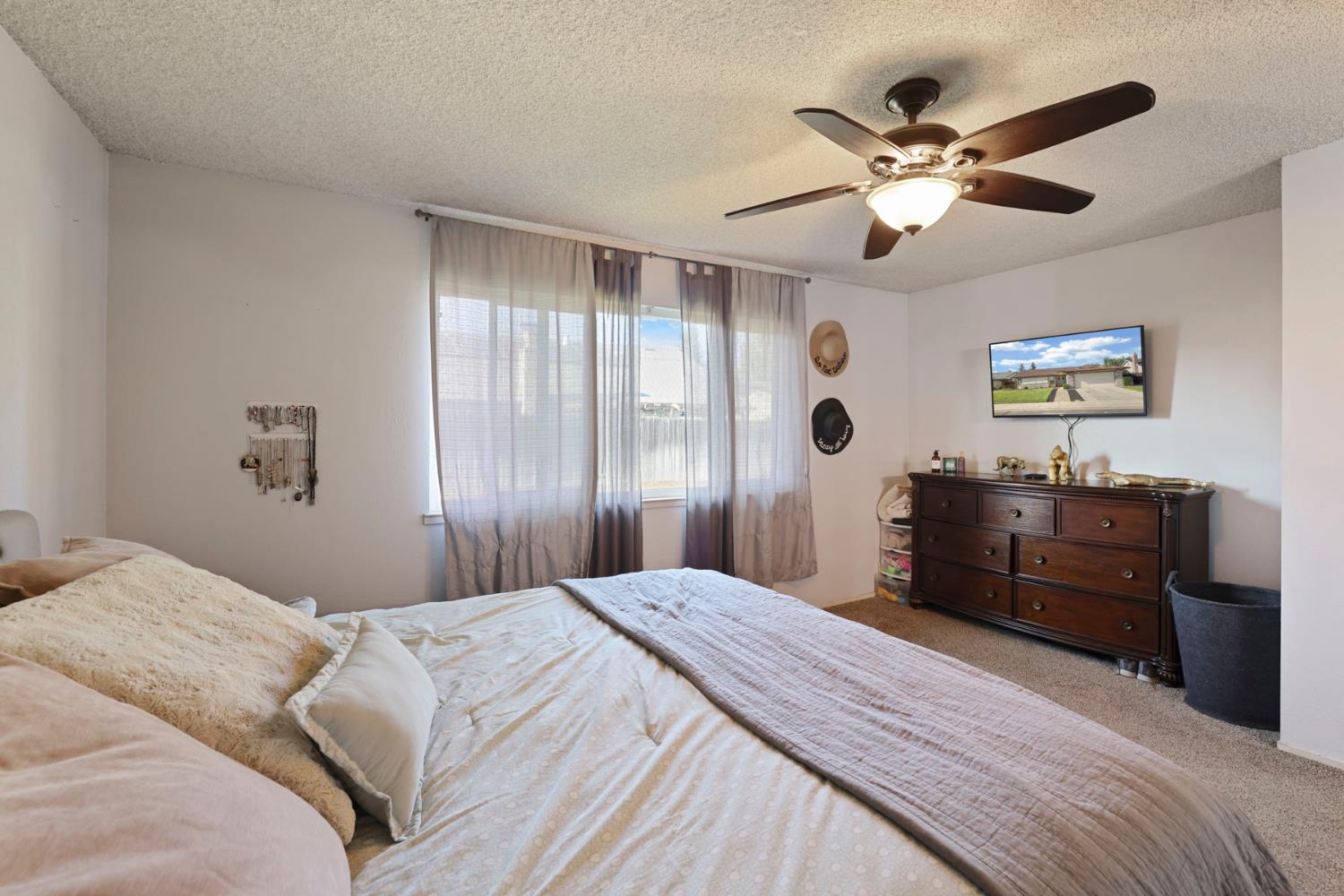1033 Pepperwood Dr, Manteca, CA 95336