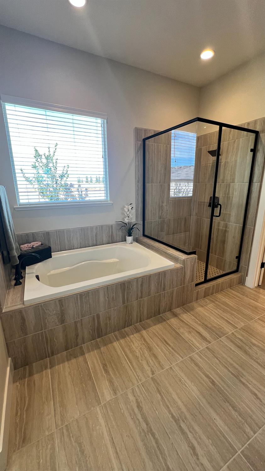 1030 Meadowlands Dr, Oakdale, CA 95361