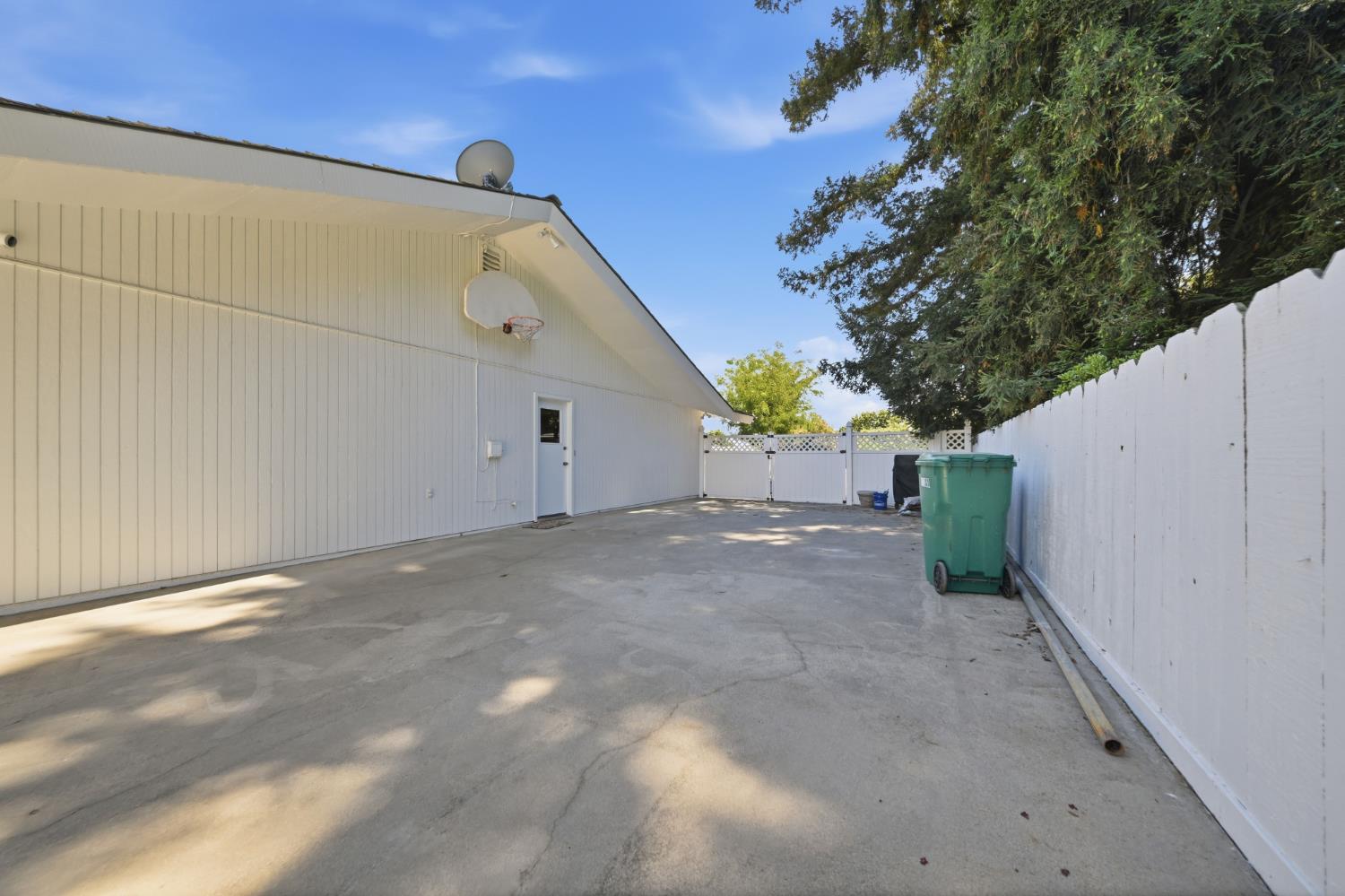 2653 E North Bear Creek Dr, Merced, CA 95340