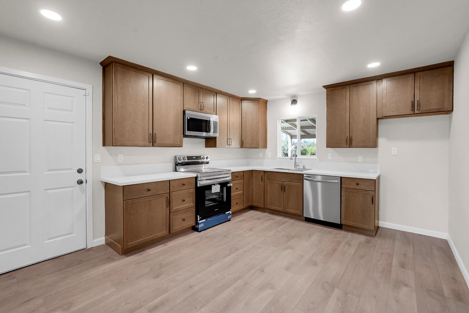 6311 8th St, Riverbank, CA 95367