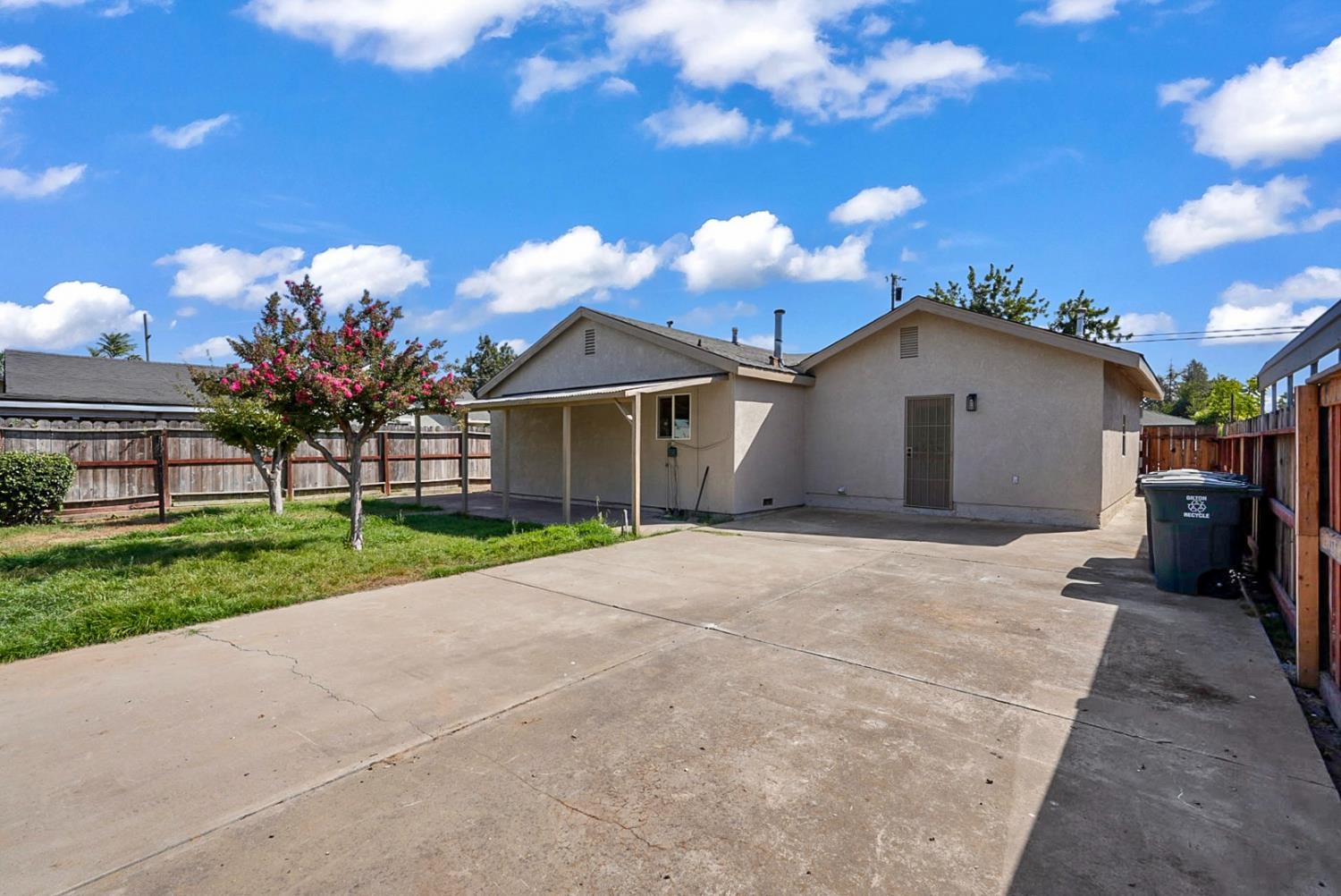6311 8th St, Riverbank, CA 95367