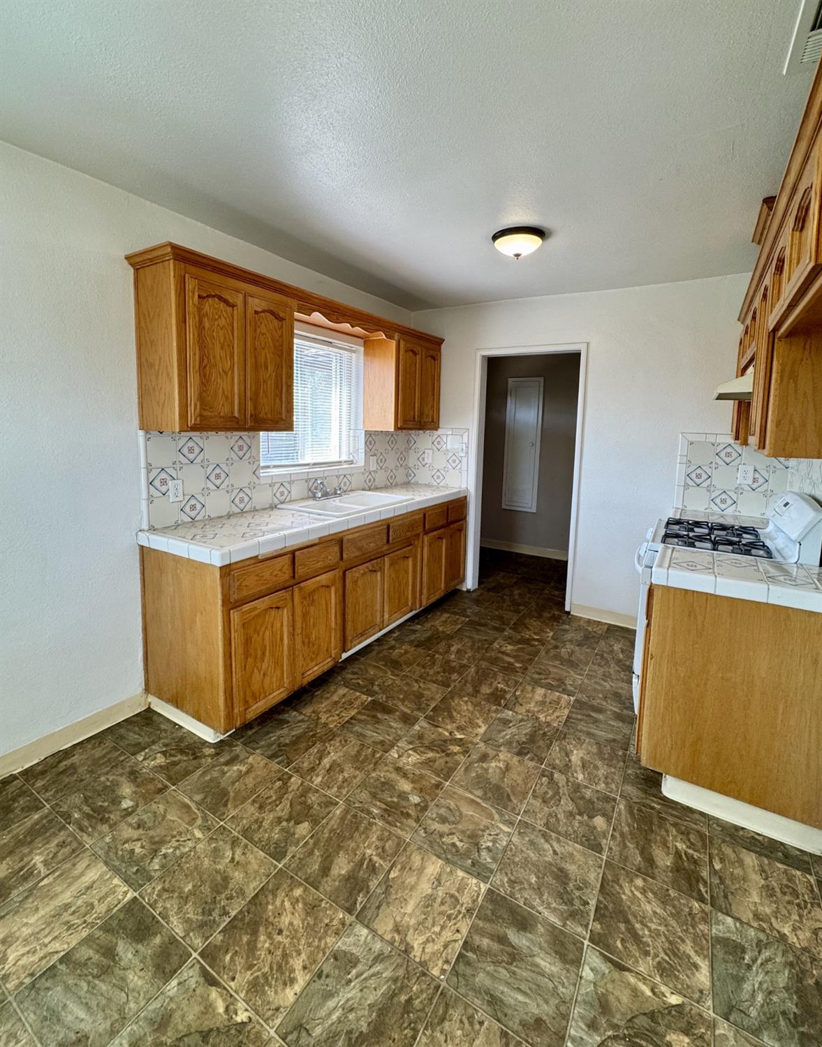 1115 Dellavalle Ave, Madera, CA 93638