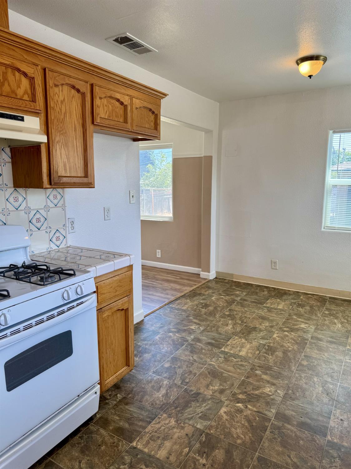 1115 Dellavalle Ave, Madera, CA 93638