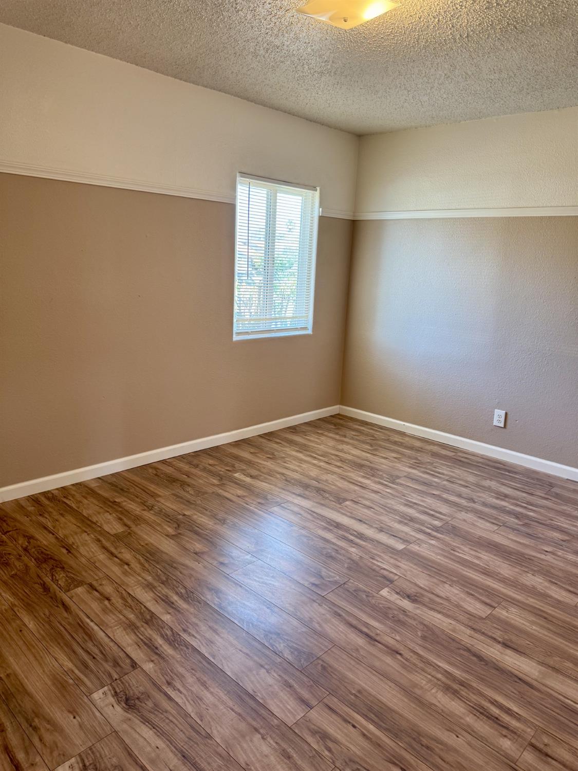 1115 Dellavalle Ave, Madera, CA 93638