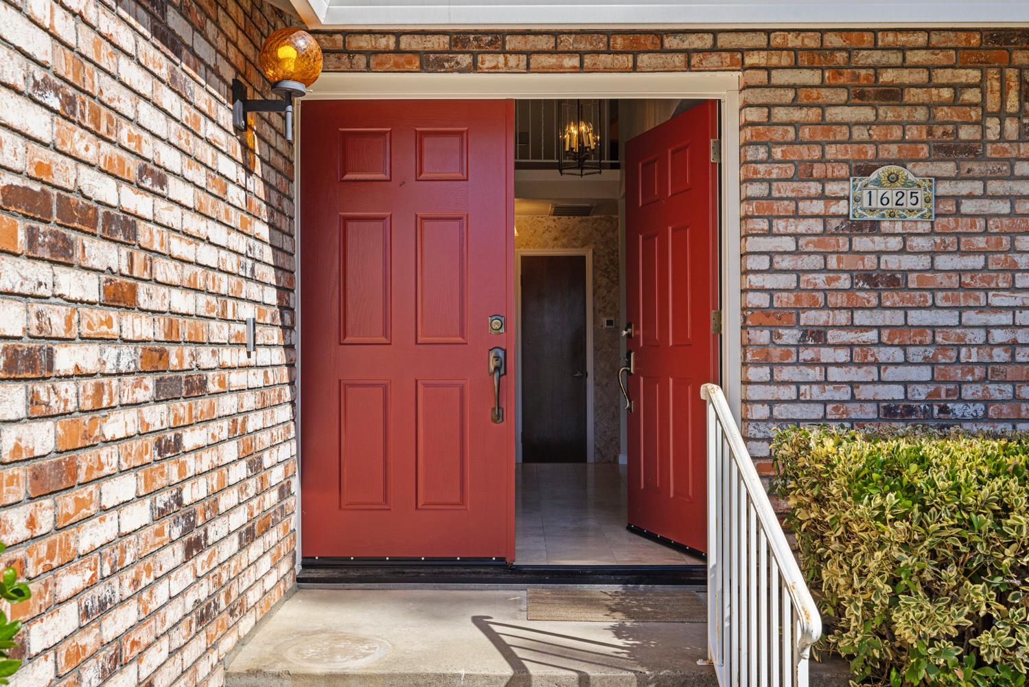 1625 Fernandes St, Modesto, CA 95355