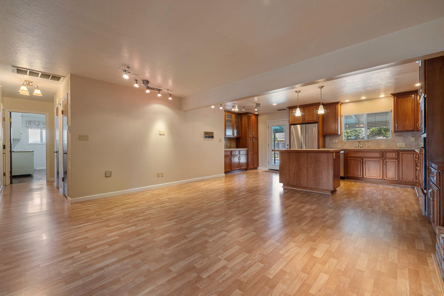1625 Fernandes St, Modesto, CA 95355
