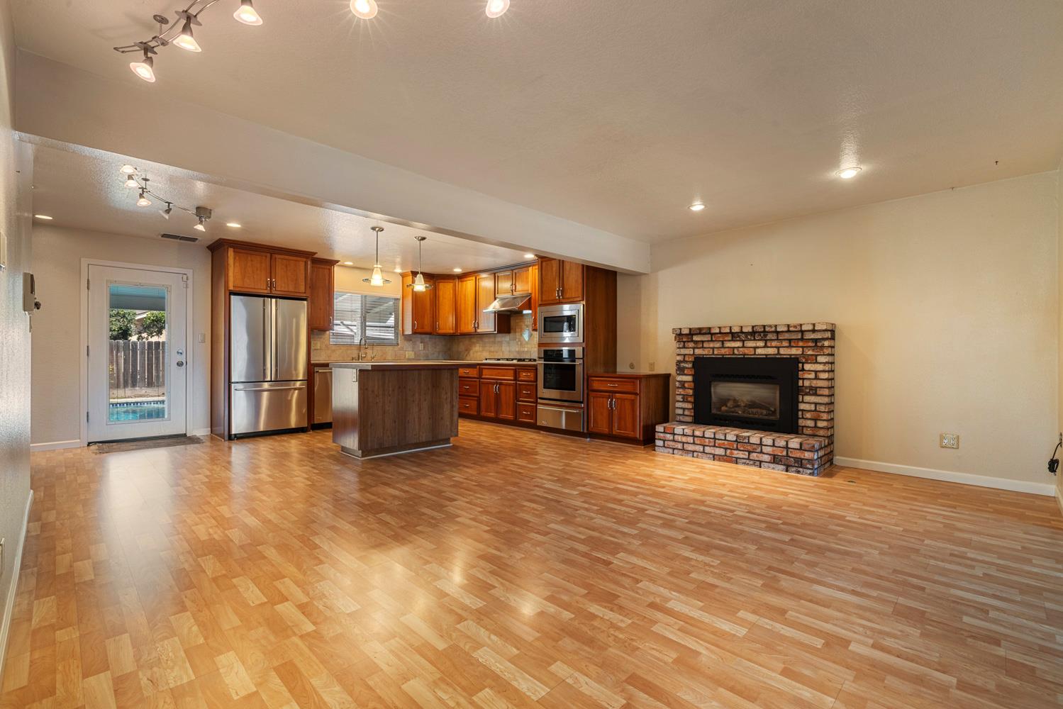 1625 Fernandes St, Modesto, CA 95355