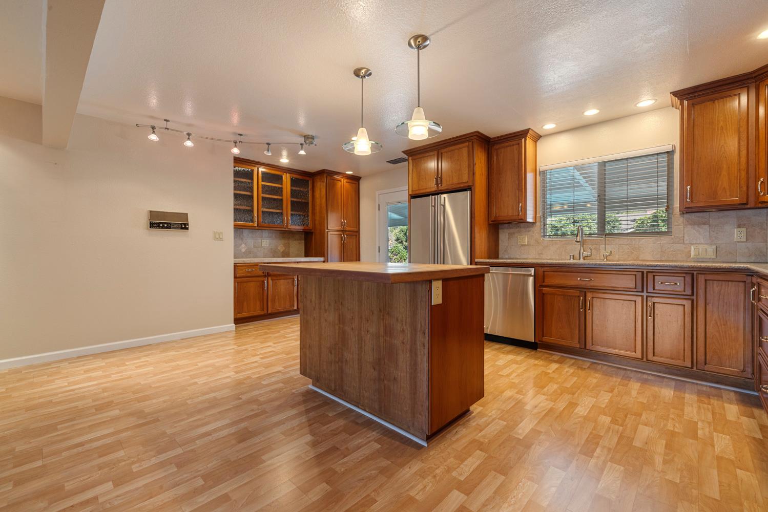 1625 Fernandes St, Modesto, CA 95355