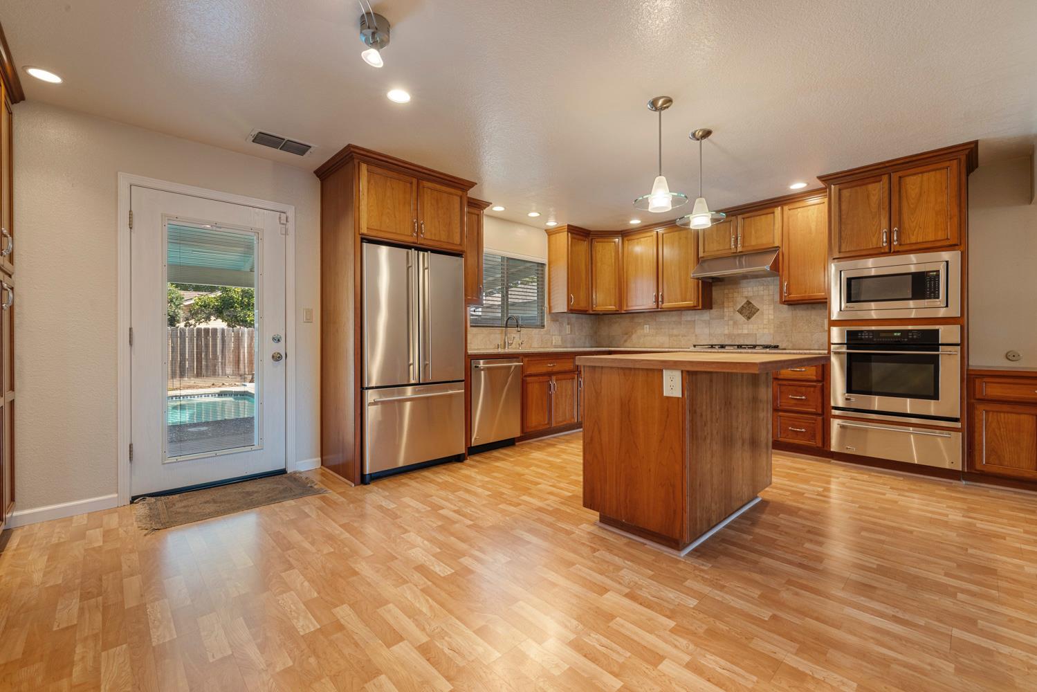 1625 Fernandes St, Modesto, CA 95355