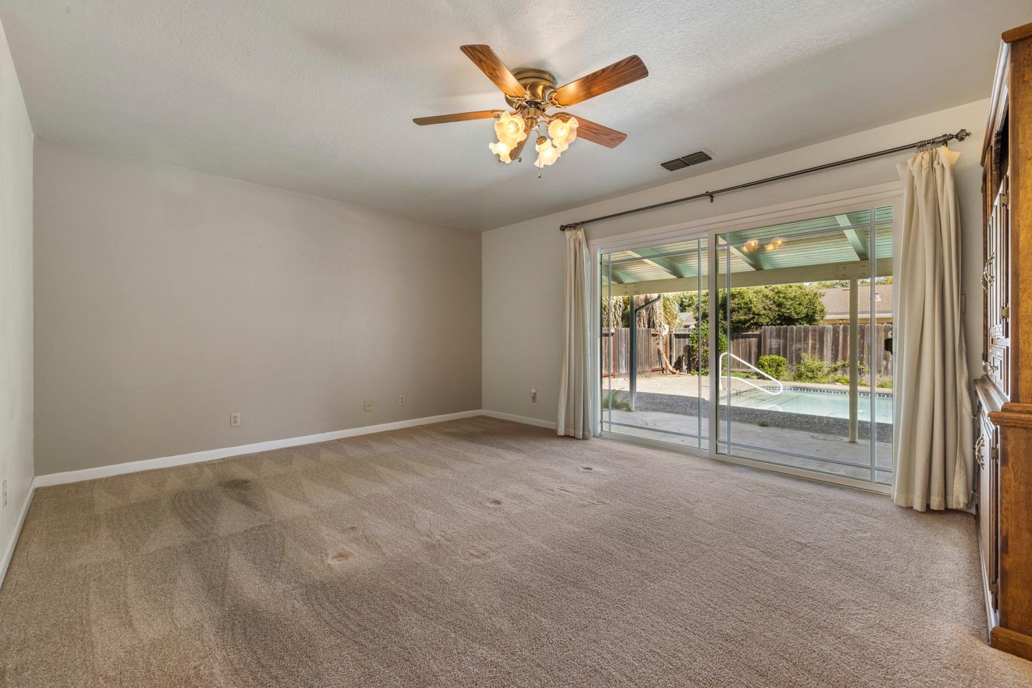 1625 Fernandes St, Modesto, CA 95355