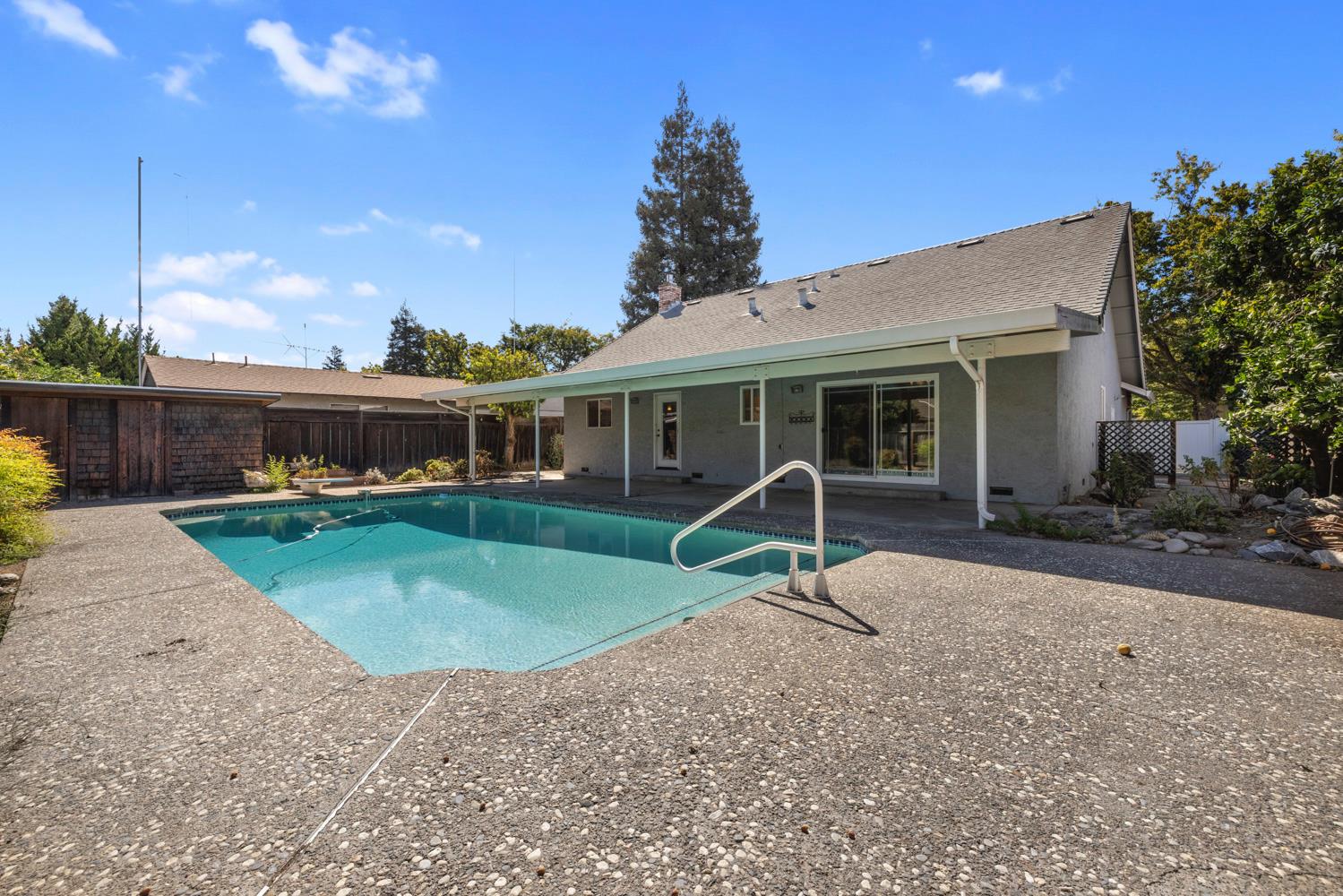 1625 Fernandes St, Modesto, CA 95355