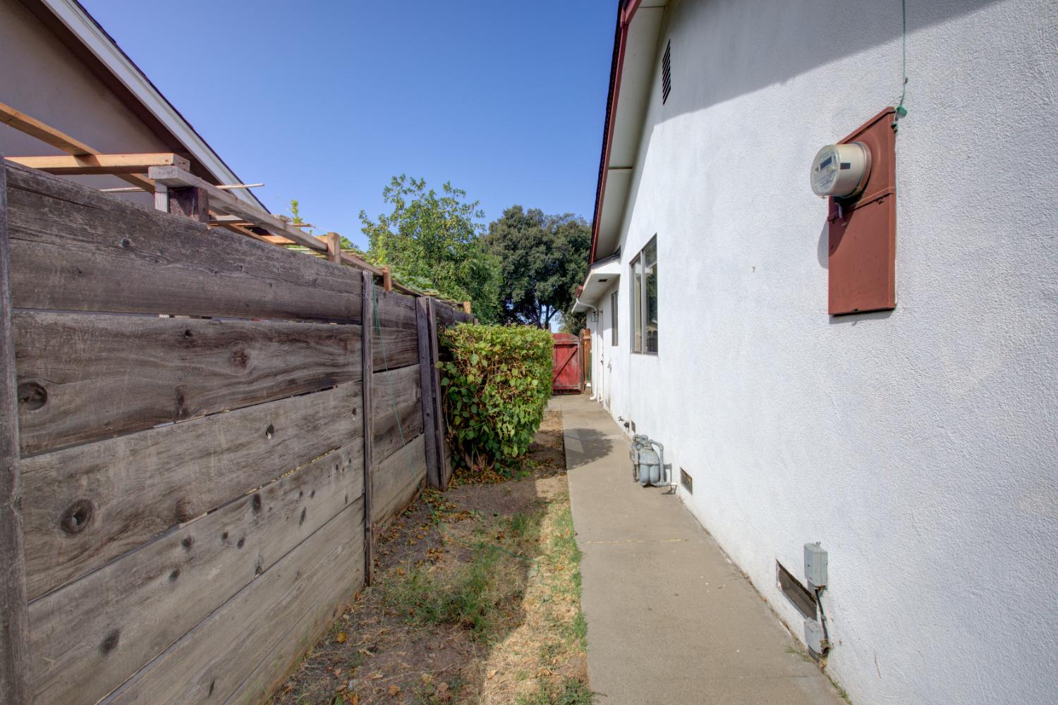 3324 Colonial Dr, Modesto, CA 95350