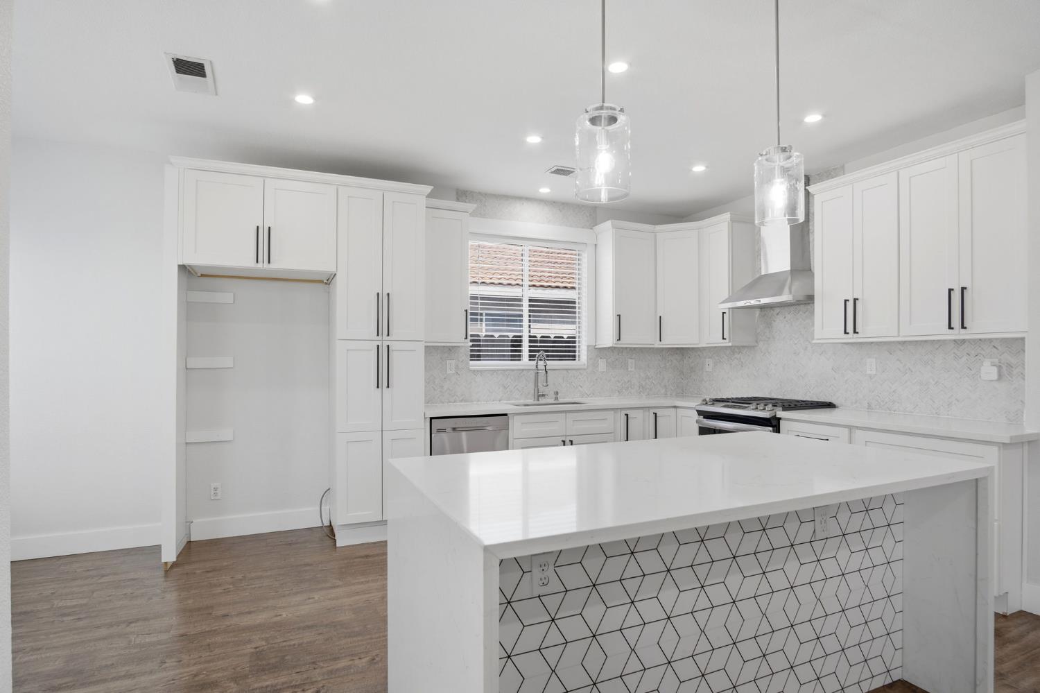 1123 Woodland Dr, Turlock, CA 95382